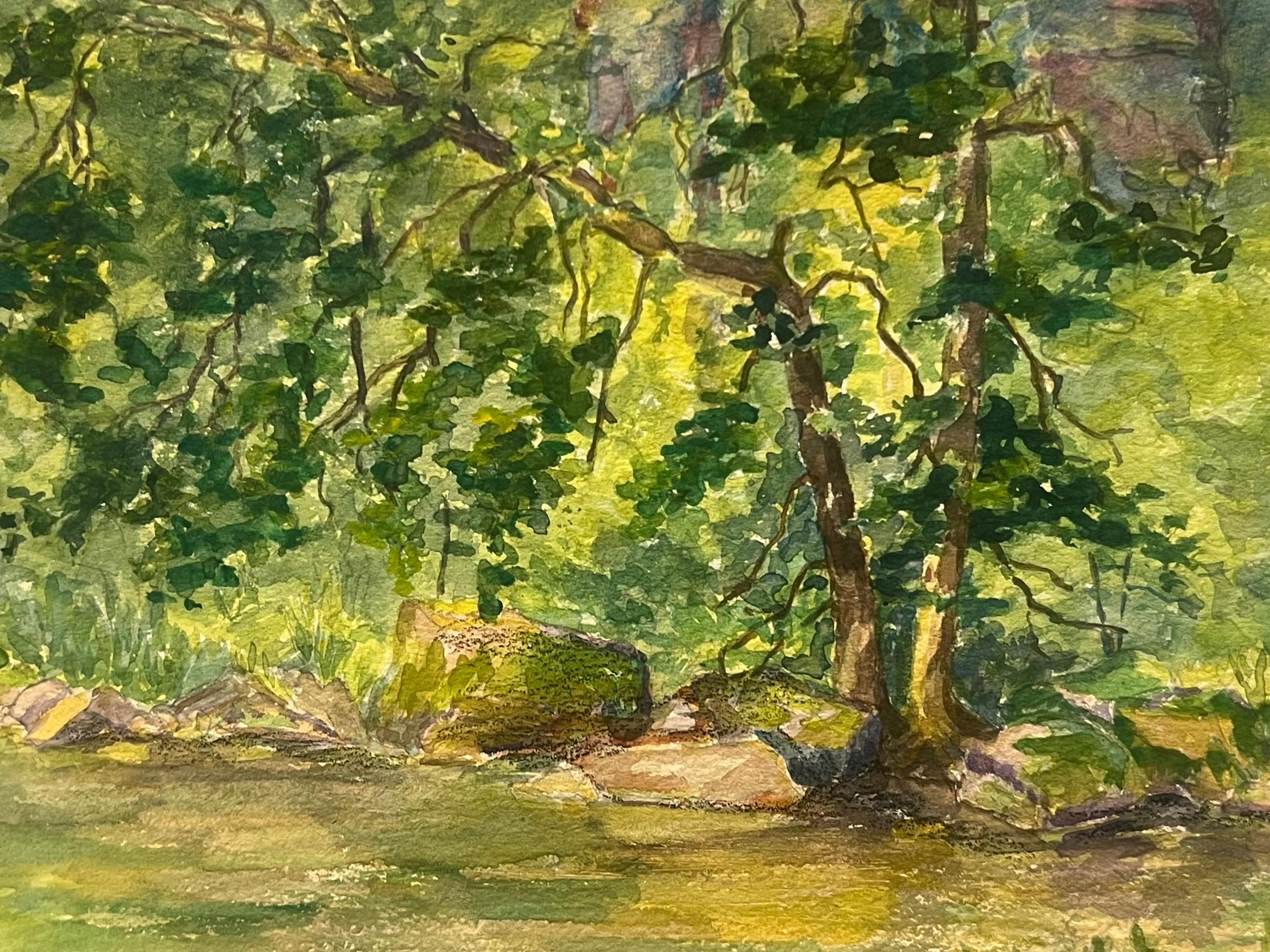 Waldszene mit sonnenbeschienenem Laub Ruhiges Aquarell Ufer des Flusses Buëch – Painting von Regine David