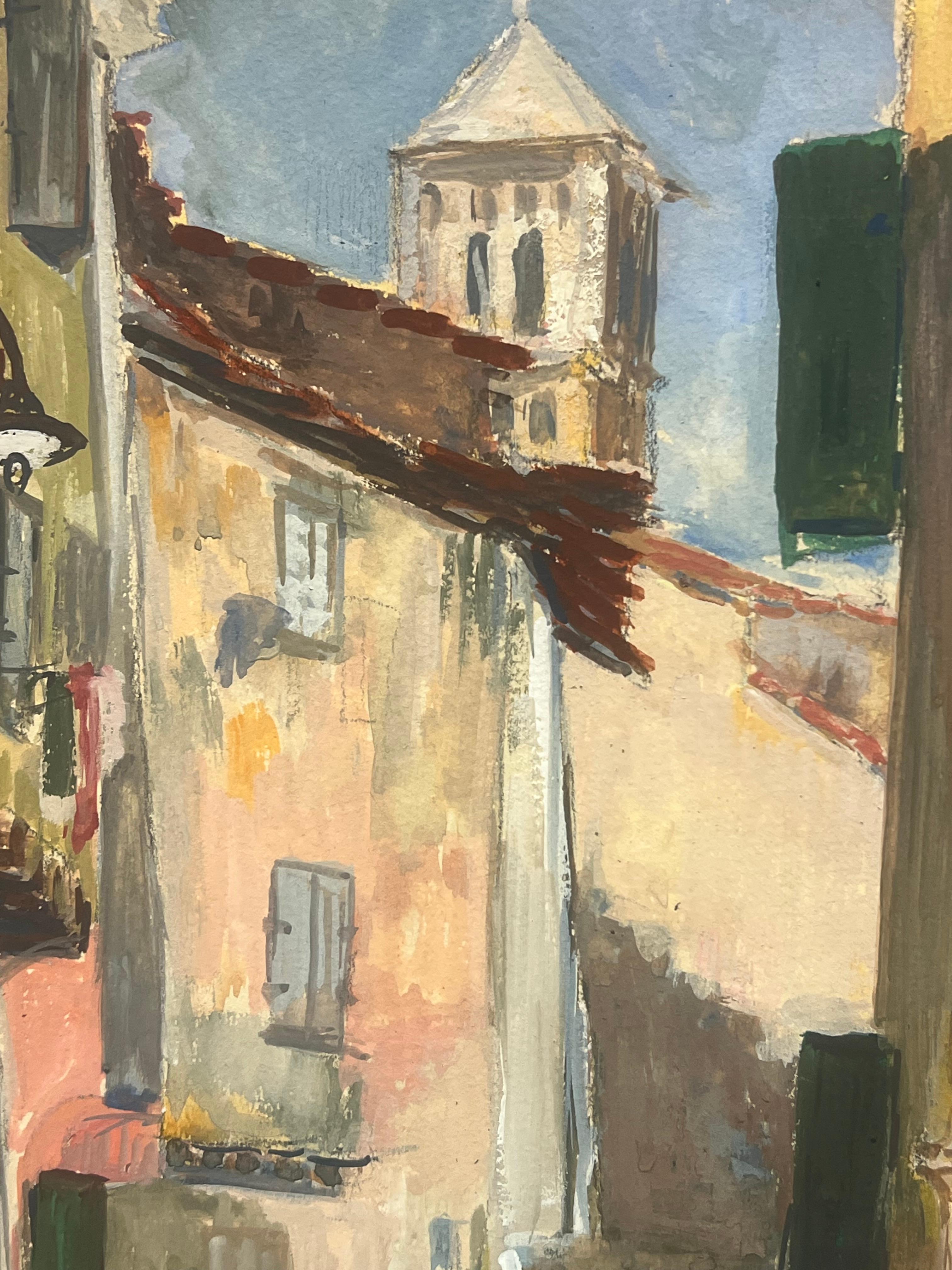 Escena de calle de pueblo francés con torre y ventanas enrejadas - Painting de Regine David