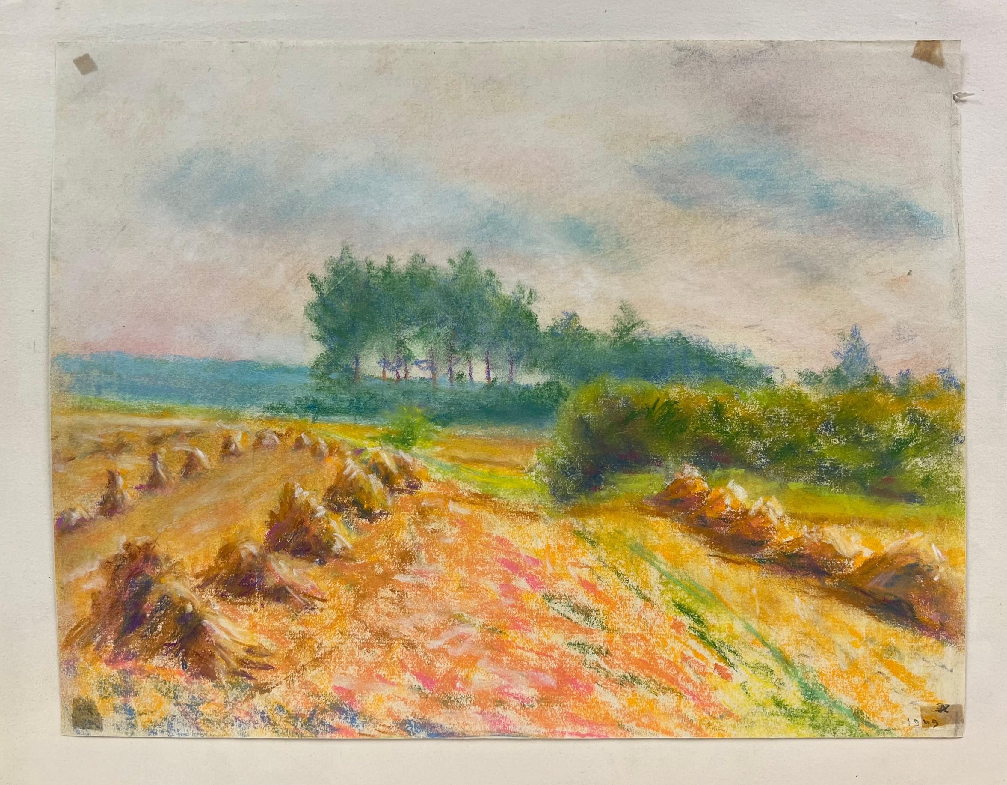 Campos Dorados de Cosecha Bajo un Cielo Nublado Un Paisaje Pastel de Tranquilidad Rural - Painting de Regine David