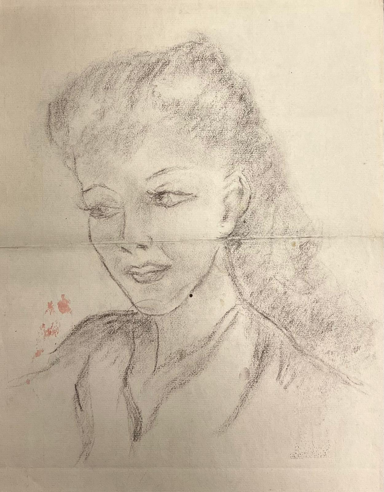 Figurative Painting de Regine David - Elegante Retrato de Mujer Delicado Boceto al Carbón con Expresión Sutil