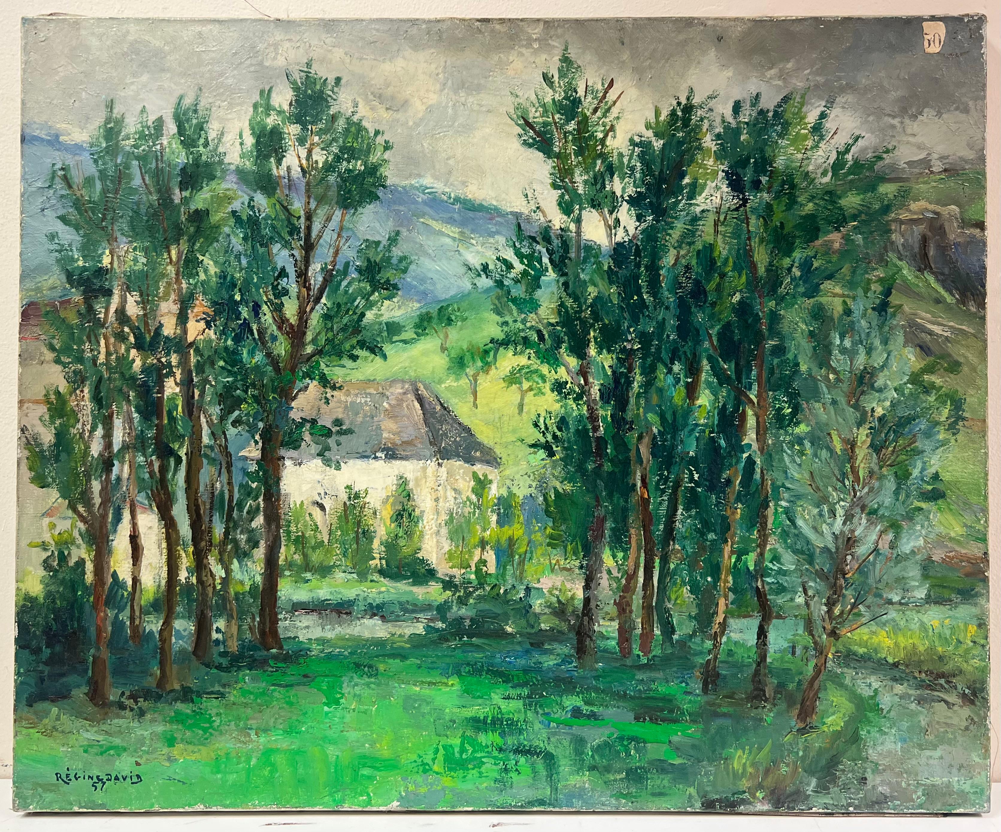 Lush Grüne Landschaft mit hohen Bäumen, die ein malerisches Landhaus gerahmt