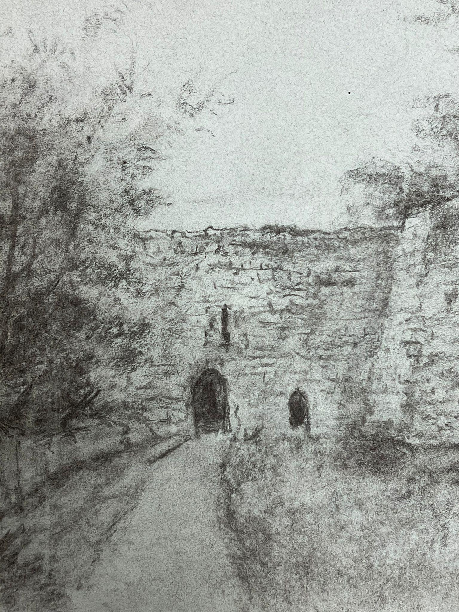 Ruinas medievales de piedra con arco Dibujo atmosférico a carboncillo - Painting Posimpresionista de Regine David