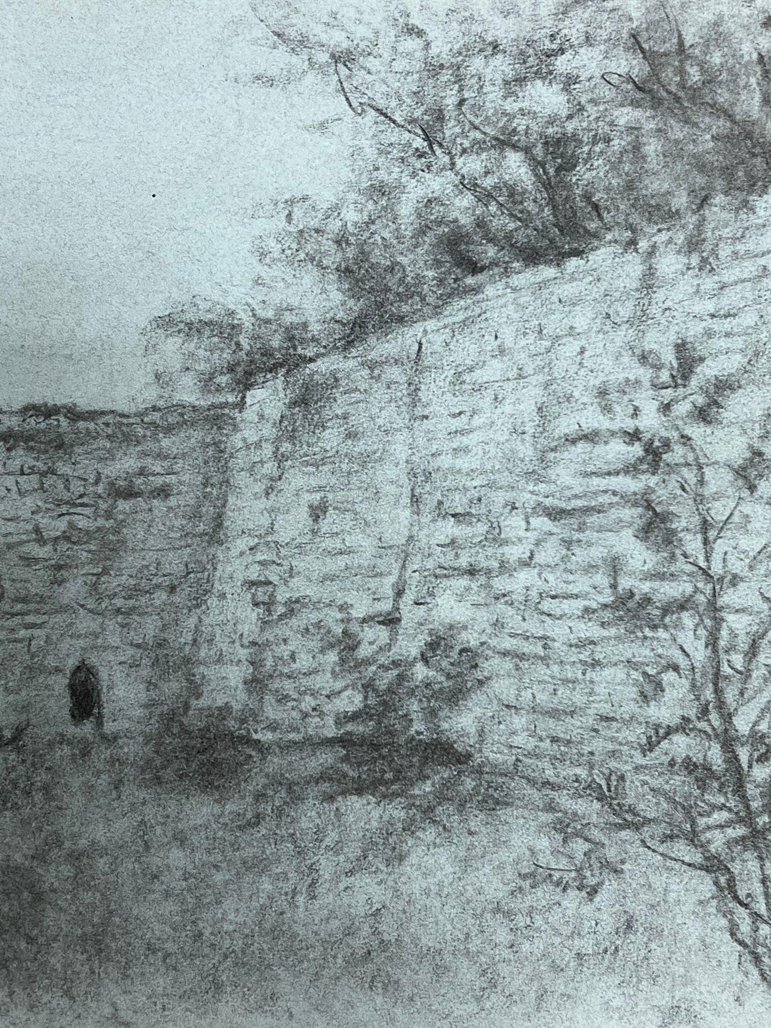 Ruinas medievales de piedra con arco Dibujo atmosférico a carboncillo - Landscape Painting Gris de Regine David
