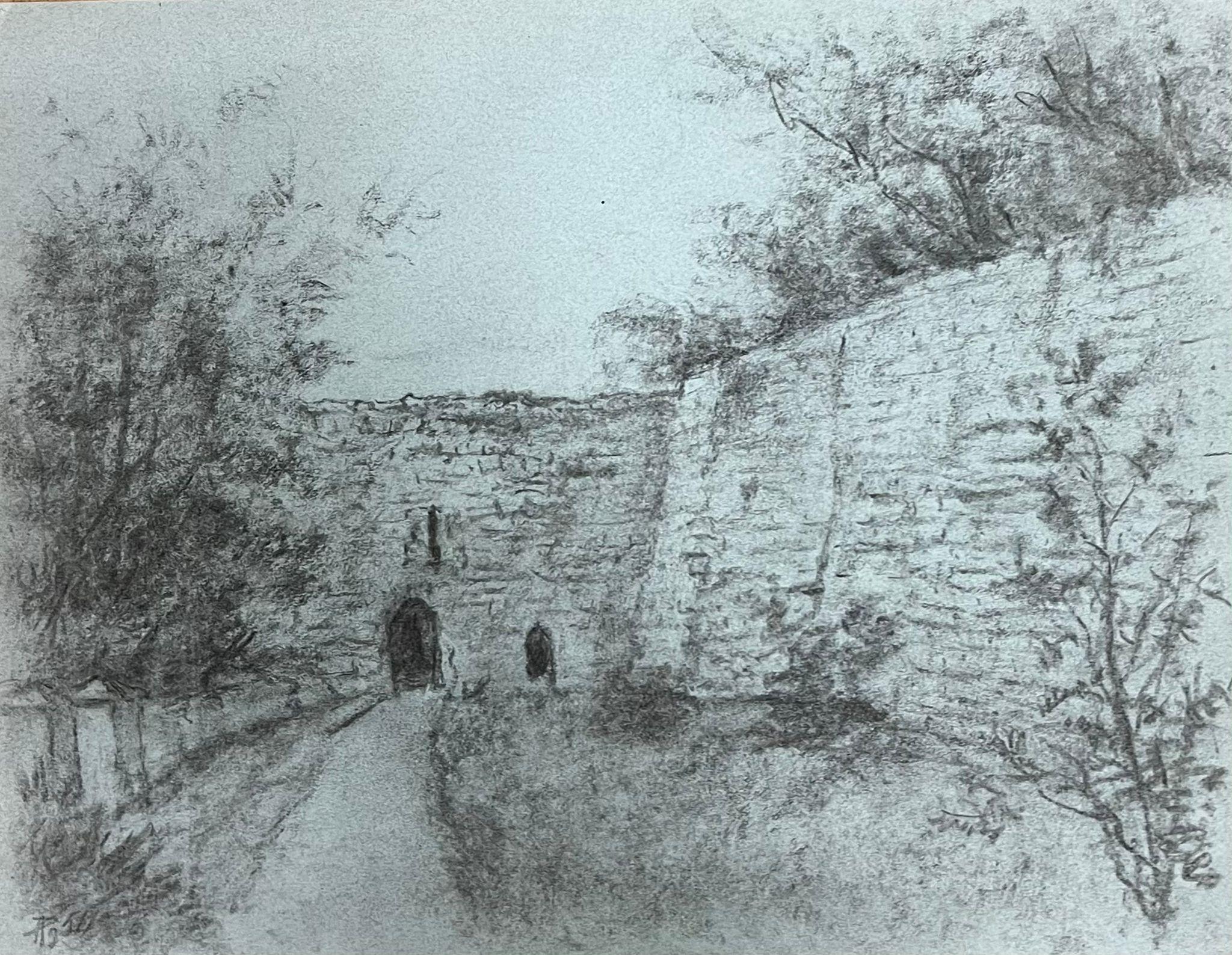 Ruinas medievales de piedra con arco Dibujo atmosférico a carboncillo