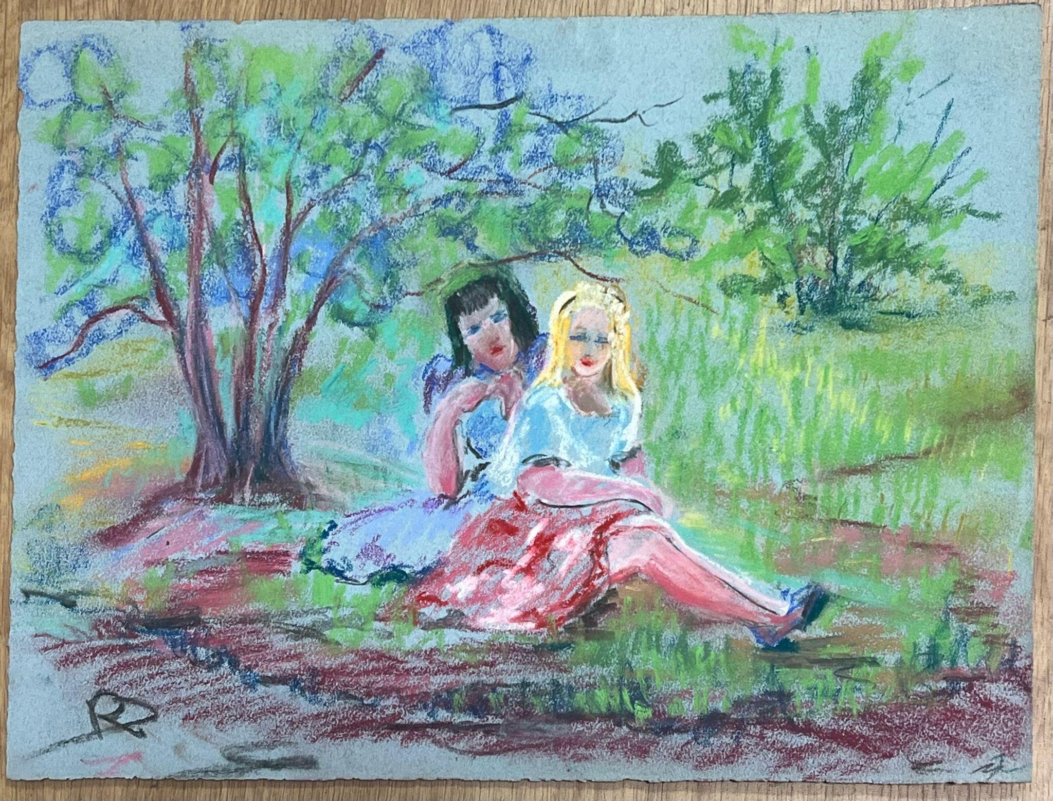 Charmante pastellfarbene Zeichnung zweier Frauen in einem ruhigen Parksitz aus der Mitte des 20. Jahrhunderts – Painting von Regine David