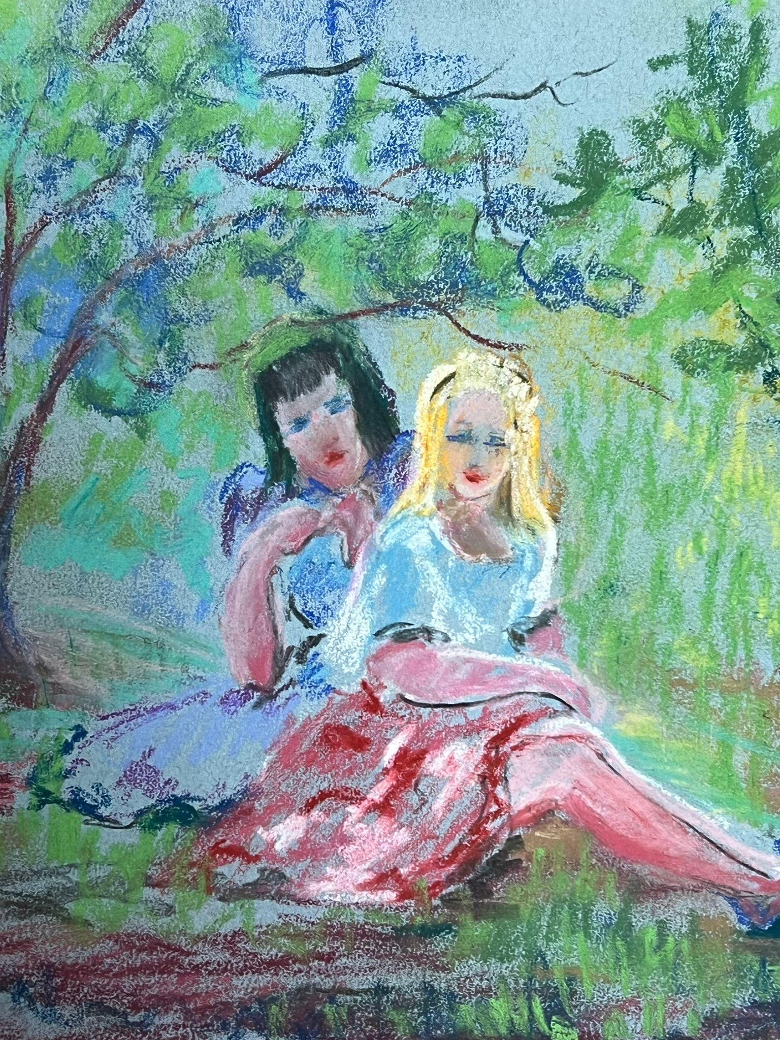 Charmante pastellfarbene Zeichnung zweier Frauen in einem ruhigen Parksitz aus der Mitte des 20. Jahrhunderts (Blau), Landscape Painting, von Regine David