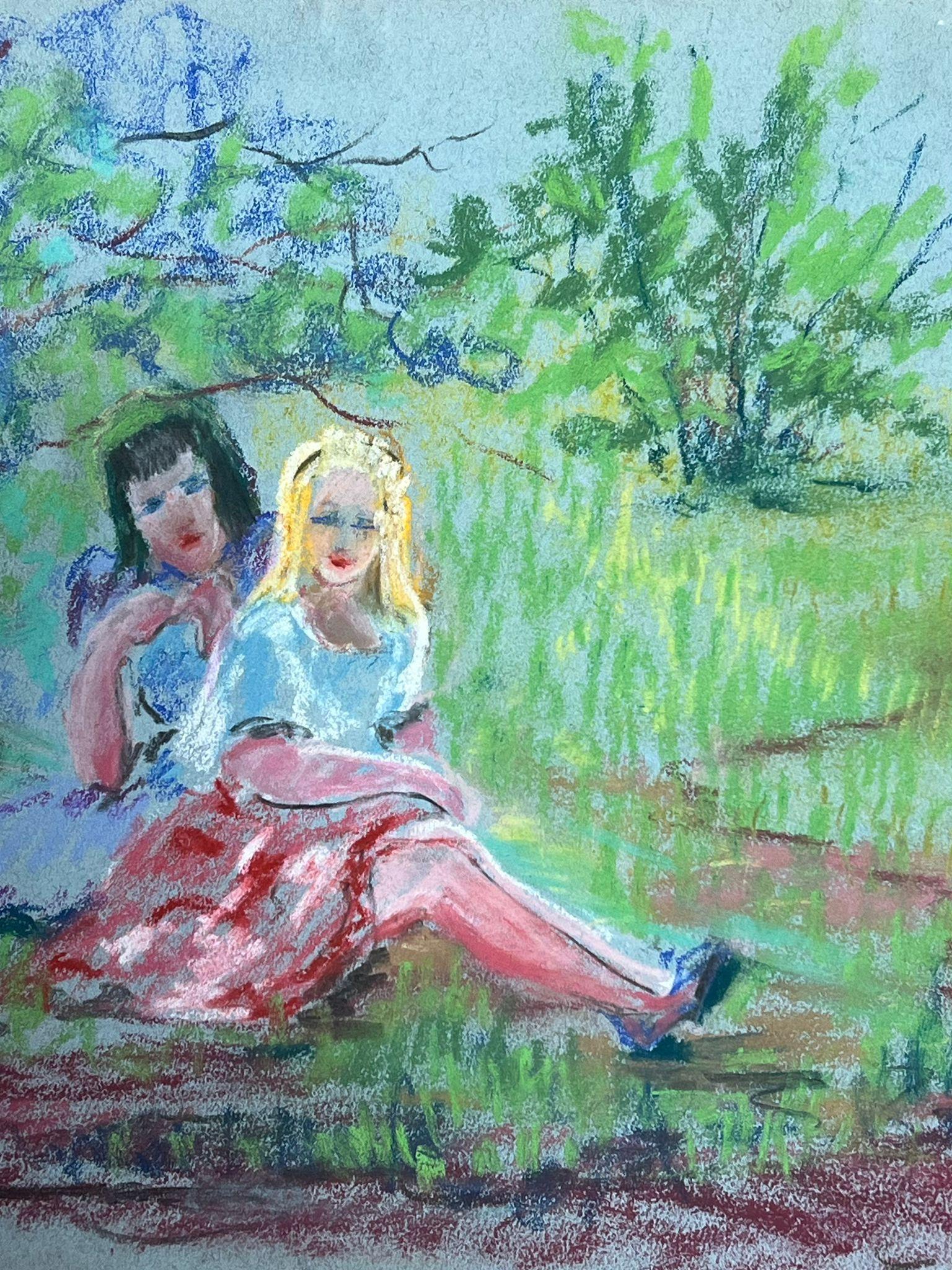 Charmante pastellfarbene Zeichnung zweier Frauen in einem ruhigen Parksitz aus der Mitte des 20. Jahrhunderts im Angebot 1