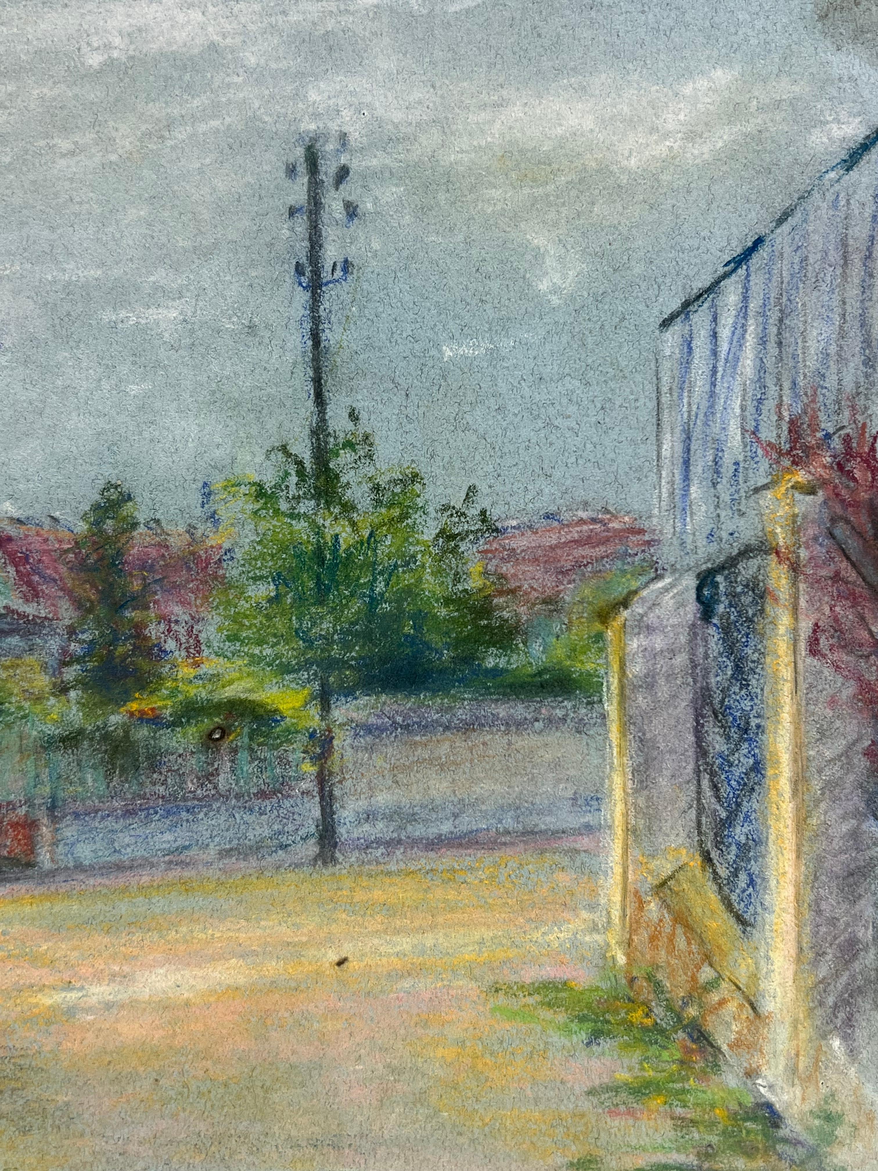 Französisches Pastellgemälde, Quiet Village Corner, Mitte des 20. Jahrhunderts (Post-Impressionismus), Painting, von Regine David