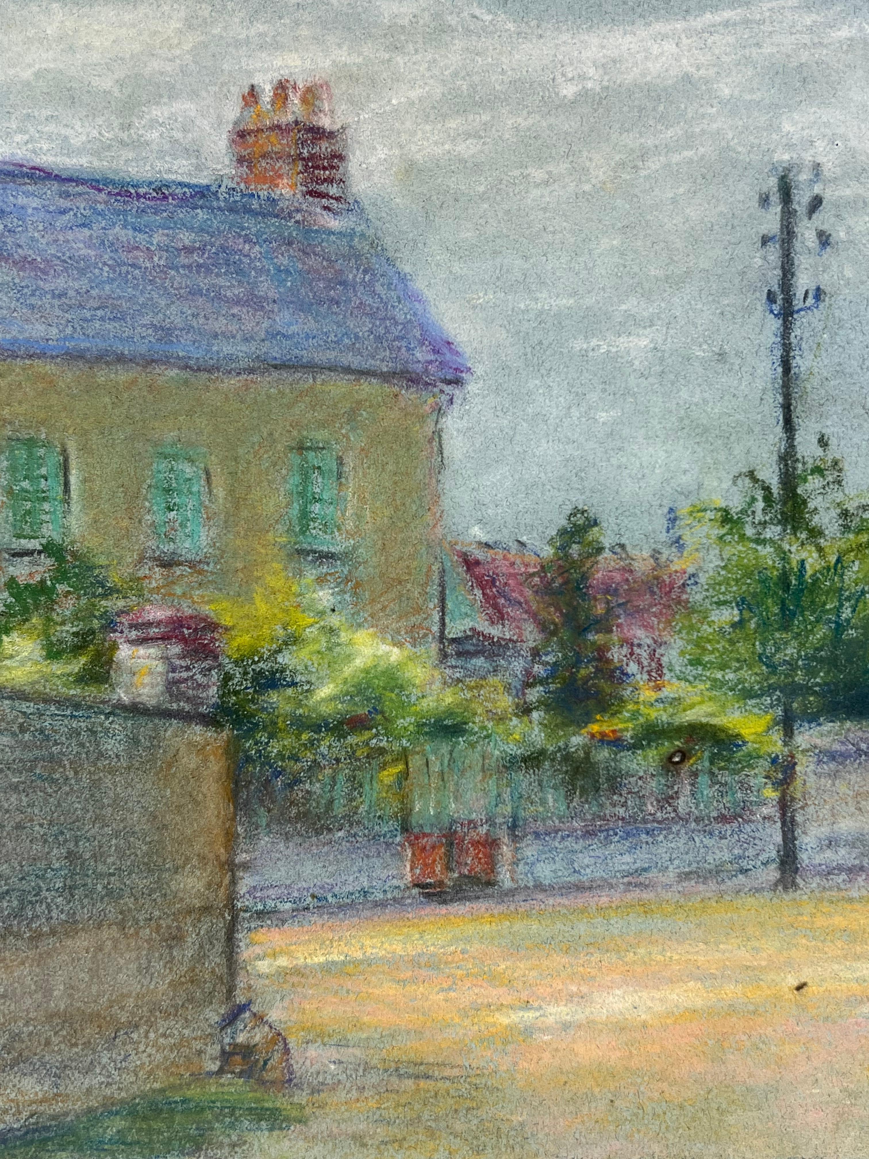Französisches Pastellgemälde, Quiet Village Corner, Mitte des 20. Jahrhunderts (Grau), Landscape Painting, von Regine David