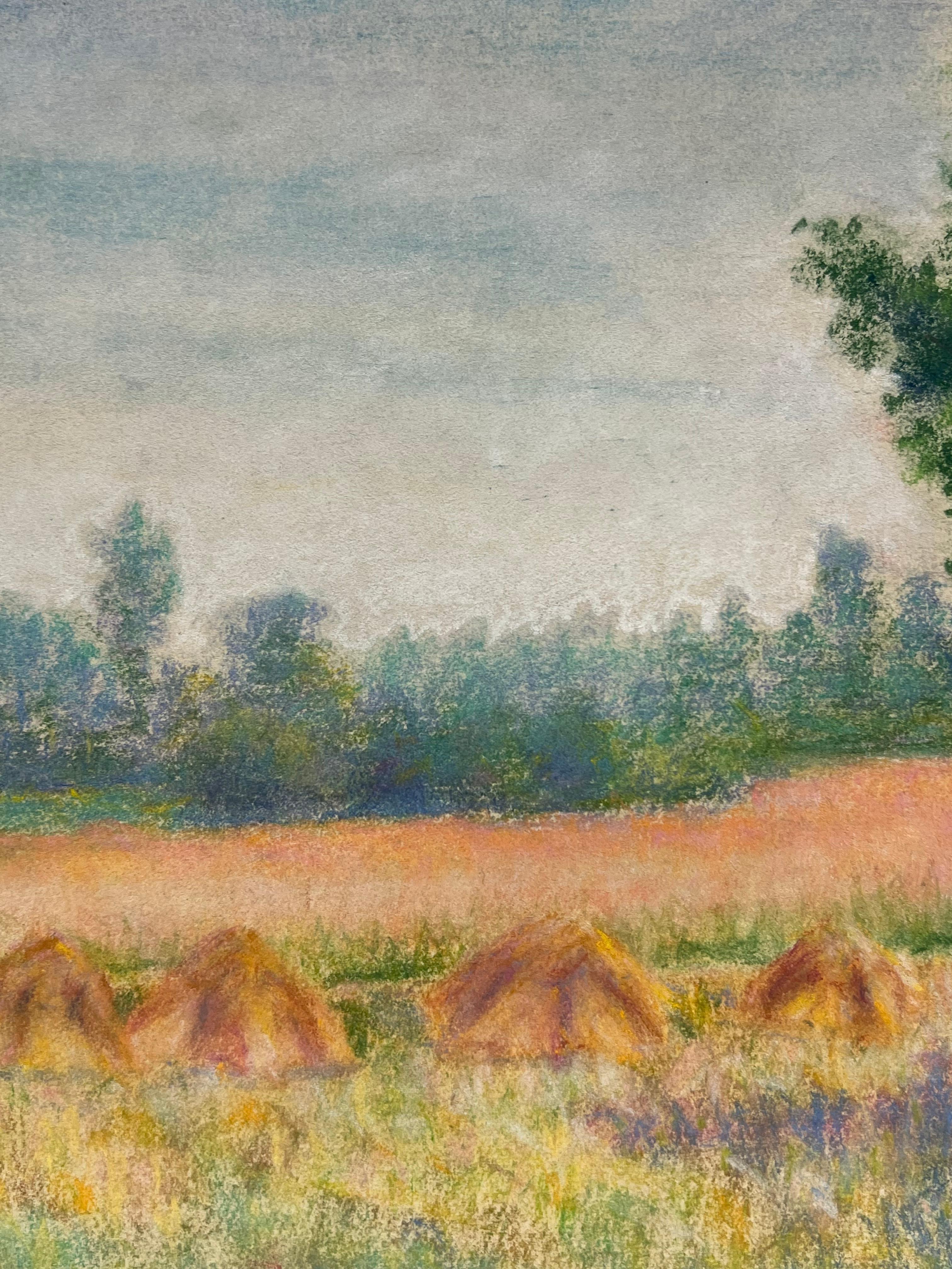 Milieu du XXe siècle Paysage au pastel de meules de foin et de champs à l'aube, dans les tons de la moisson - Beige Landscape Painting par Regine David