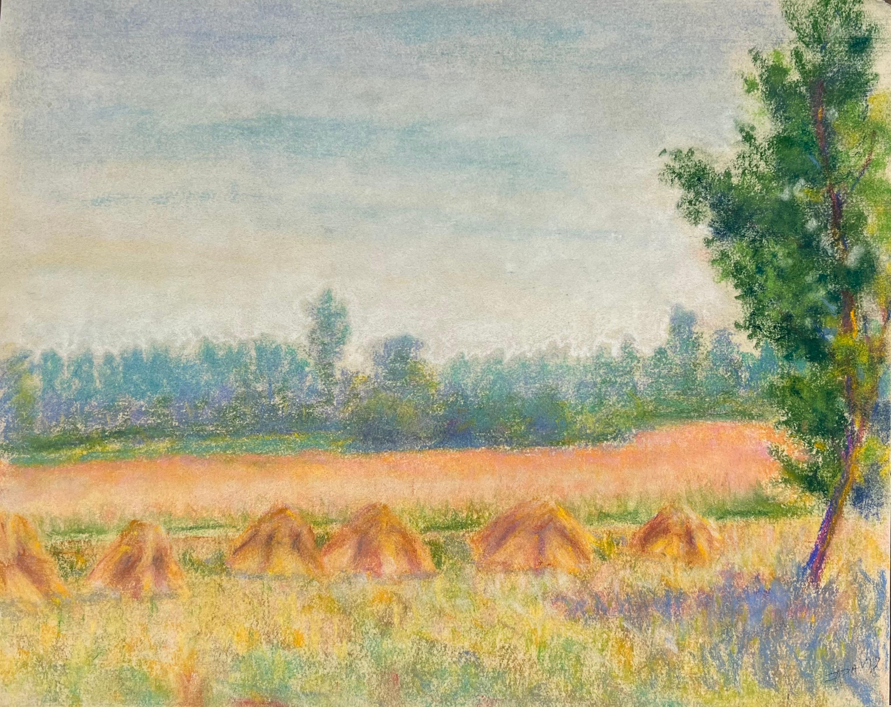 Pastellfarbene Ernte aus der Mitte des 20. Jahrhunderts Landschaft von Haystacks und Feldern bei Sonnenaufgang