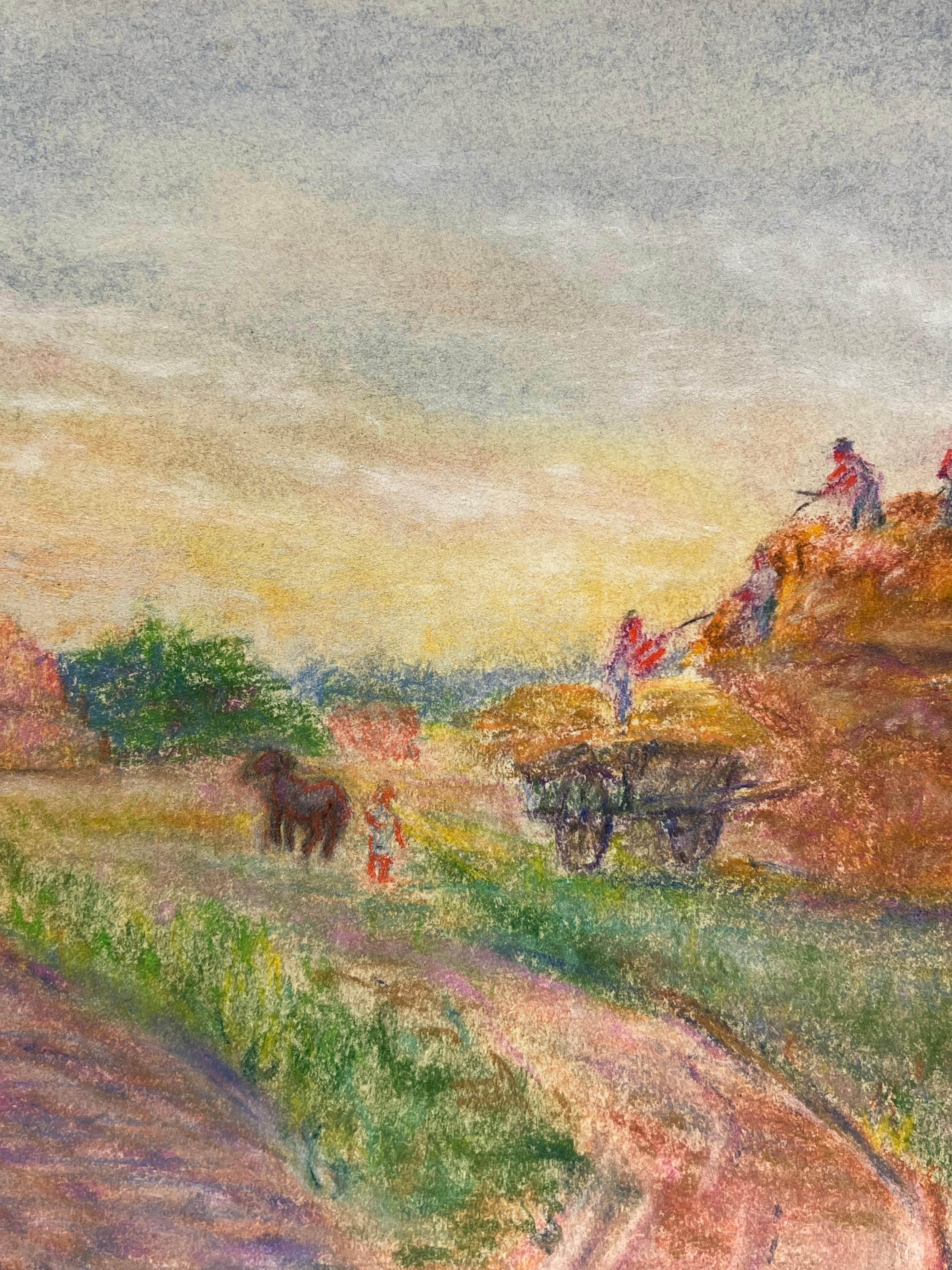 Raccolto estivo della metà del XX secolo Scena rurale a pastello di contadini al lavoro - Landscape Painting Beige di Regine David