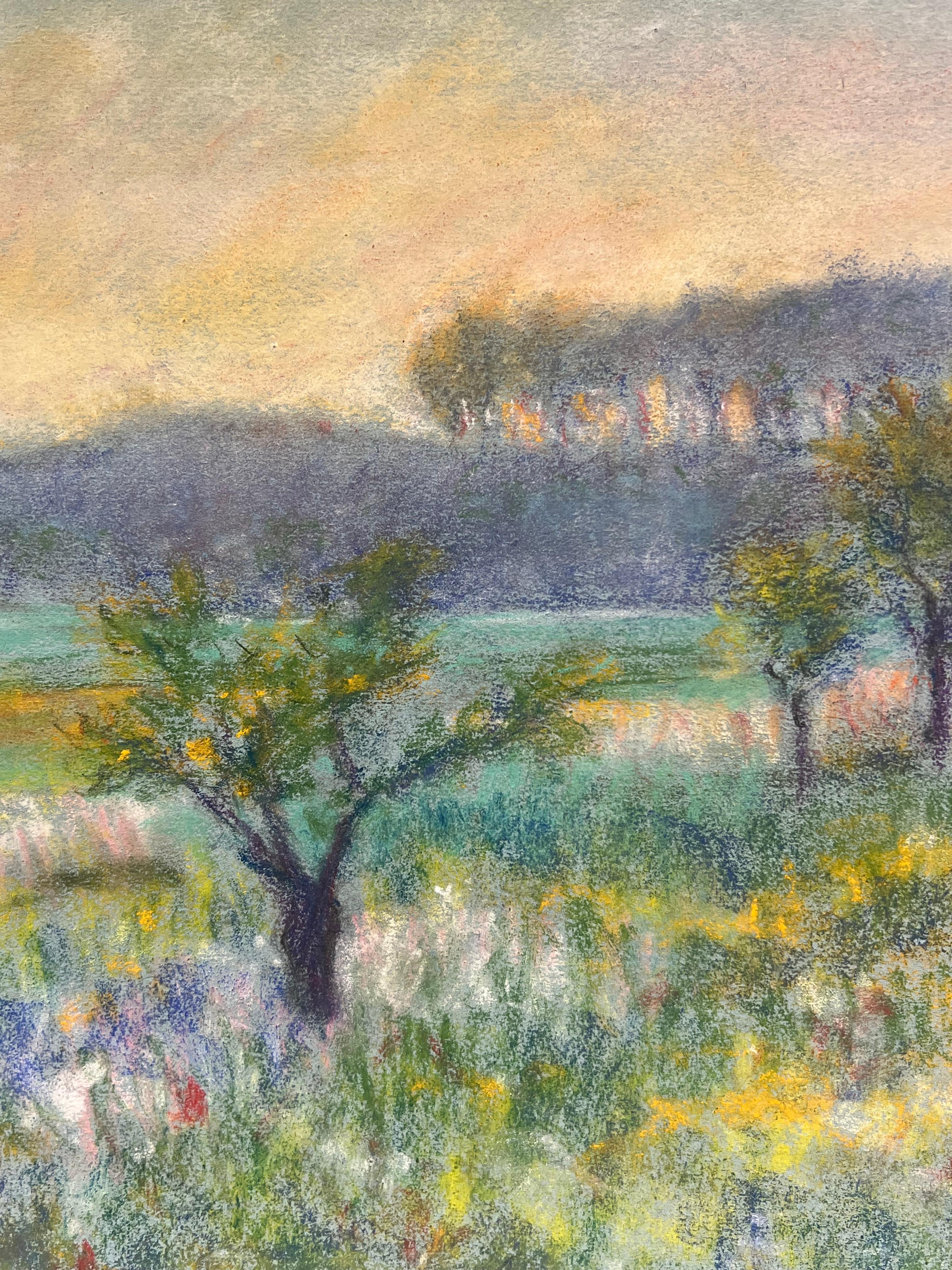 Prato al tramonto, paesaggio pastello di alberi e fiori selvatici della metà del XX secolo - Landscape Painting Grigio di Regine David