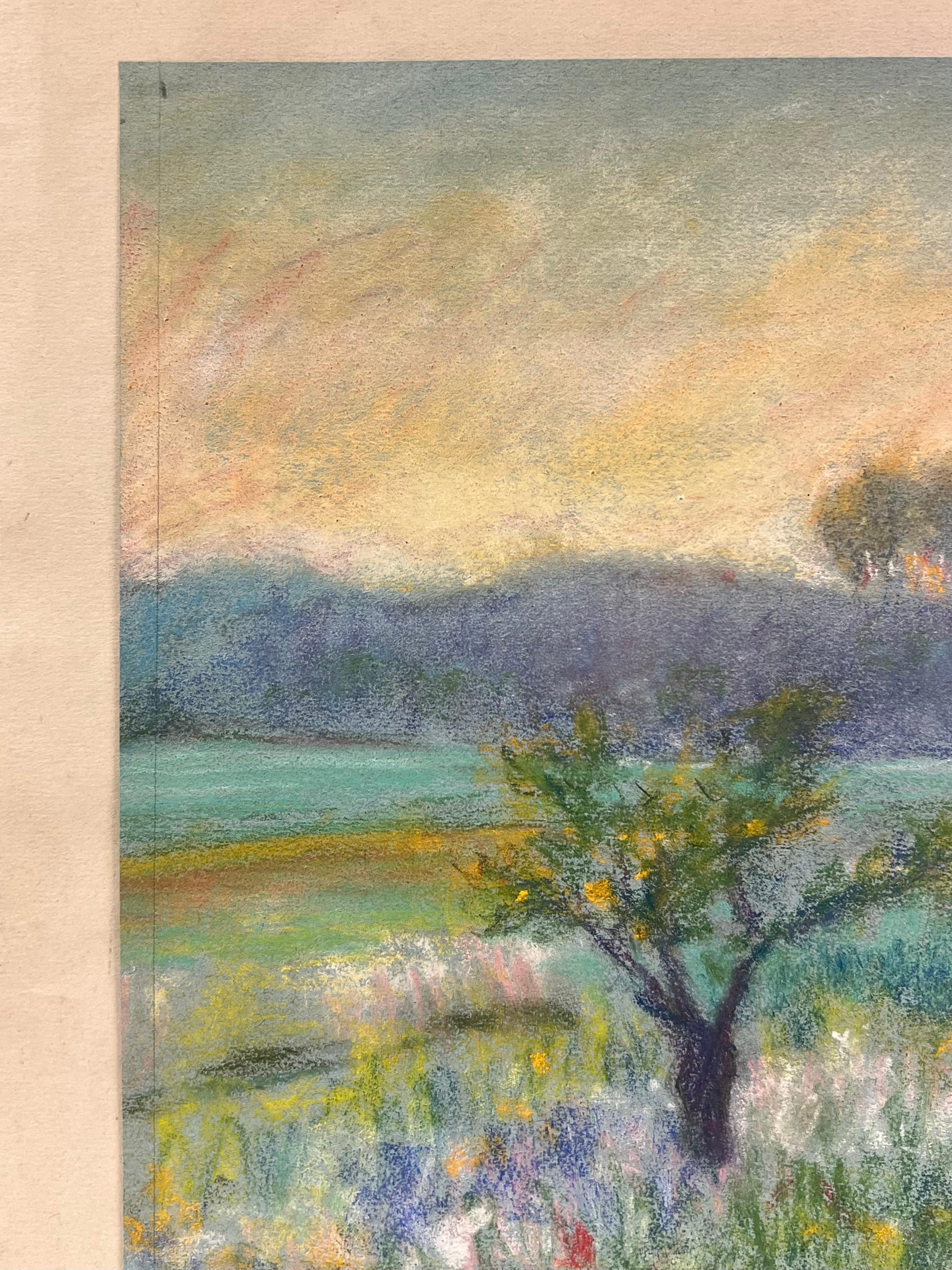 Prato al tramonto
di David David (artista francese, 1910-2018)
pittura a pastello su carta d'artista, incollata su carta d'artista
dipinto: 12,5 x 16 pollici
condizioni: Questo dipinto è in condizioni eccellenti, con colori vivaci e dettagli ben