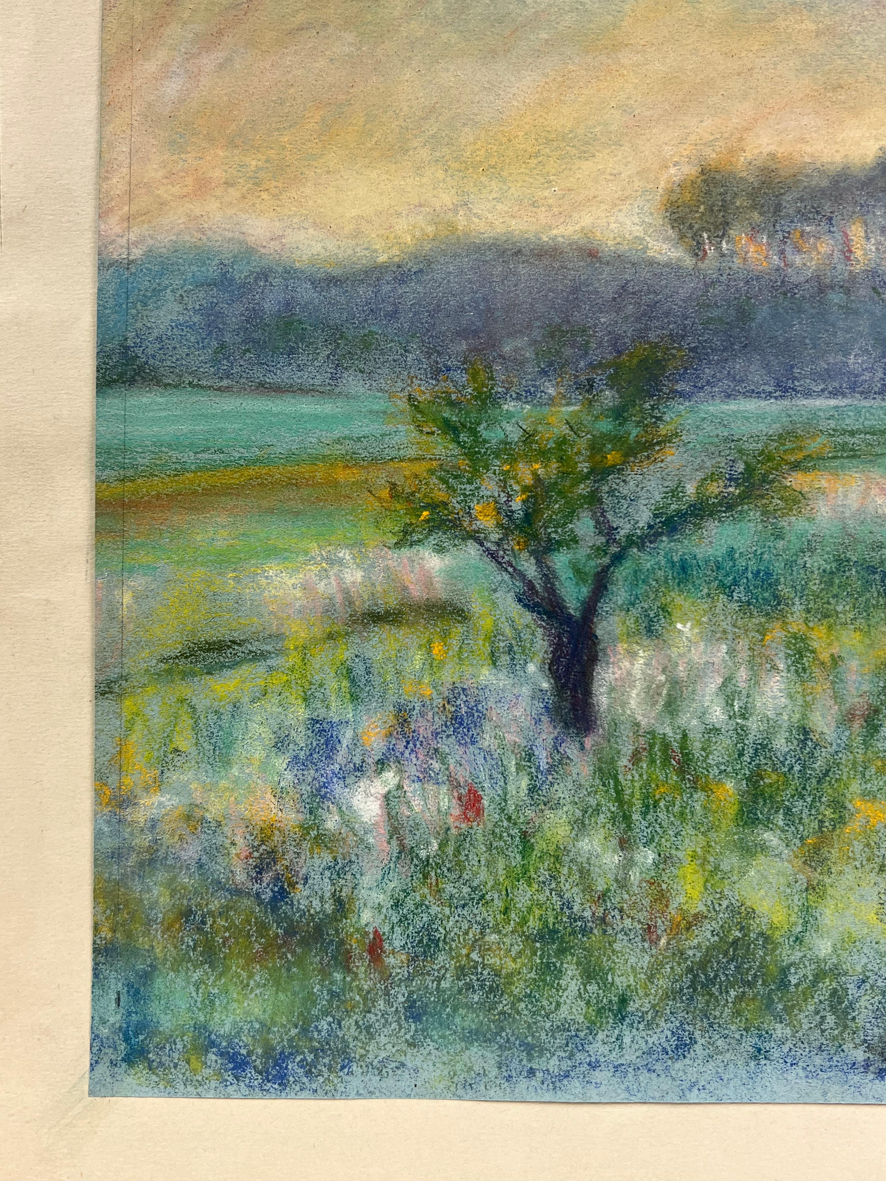 Prato al tramonto, paesaggio pastello di alberi e fiori selvatici della metà del XX secolo in vendita 1