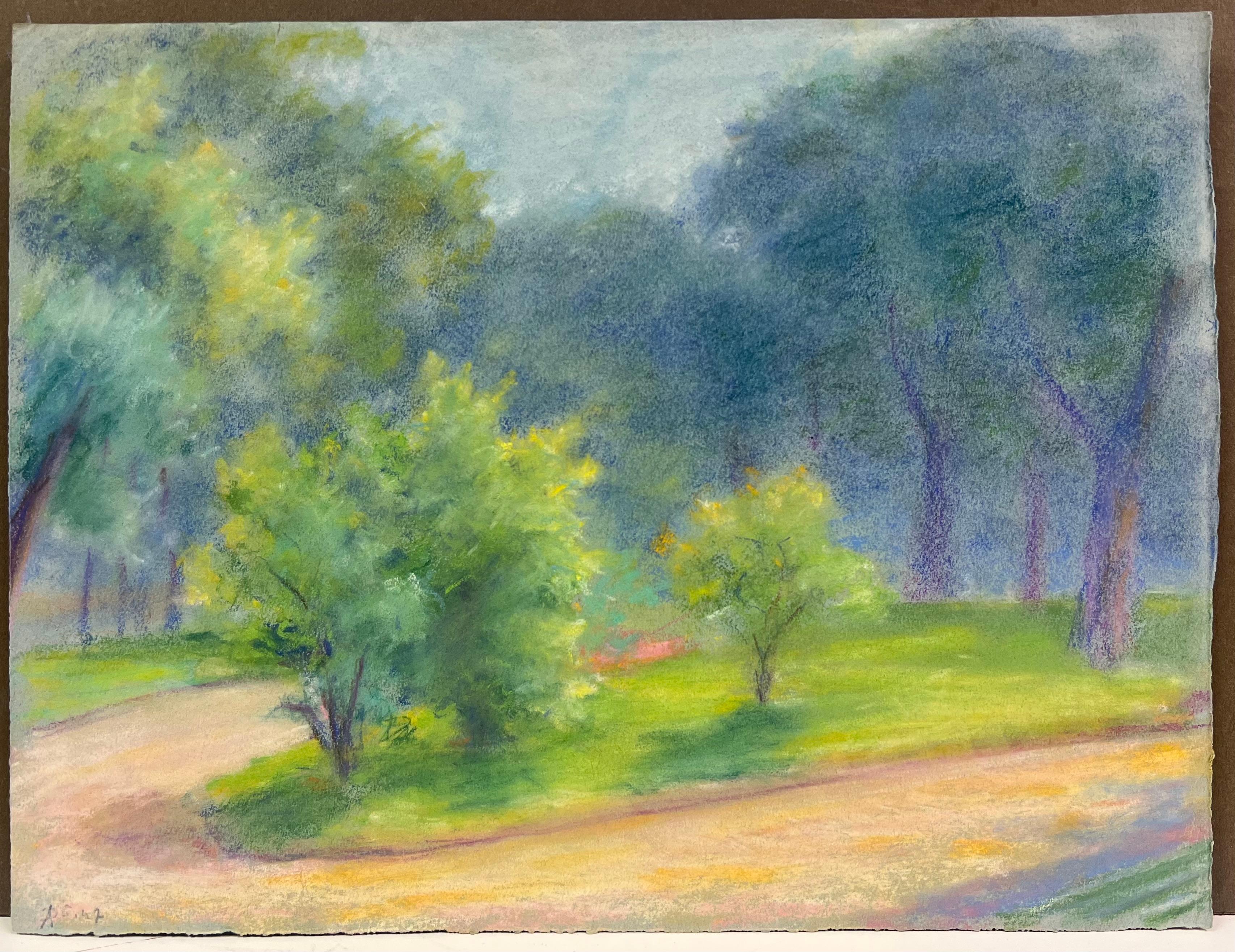 Sunlit Path Through a Verdant Park aus der Mitte des 20. Jahrhunderts: Eine pastellfarbene Landschaft mit Bäumen – Painting von Regine David
