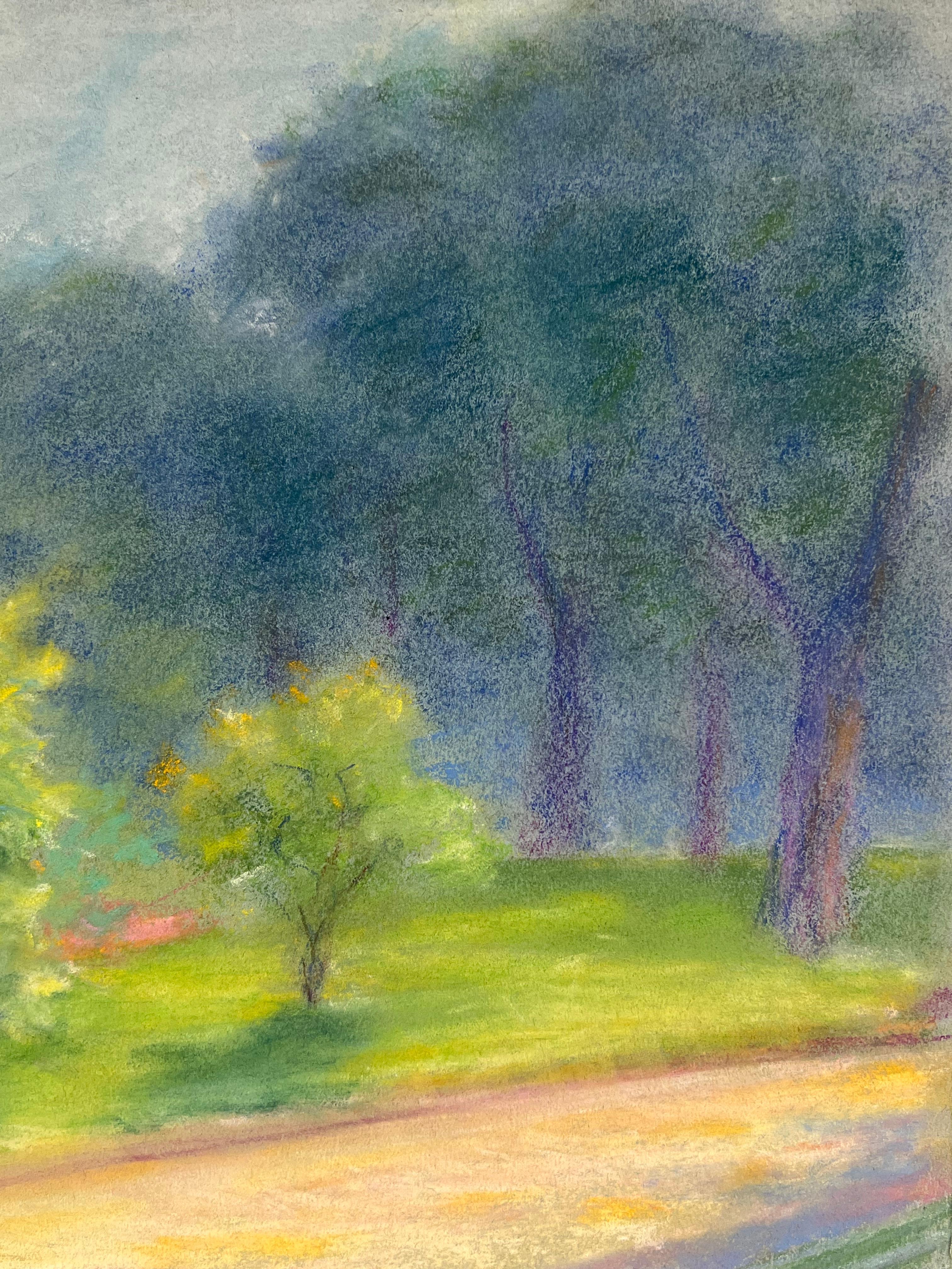 Sunlit Path Through a Verdant Park aus der Mitte des 20. Jahrhunderts: Eine pastellfarbene Landschaft mit Bäumen (Post-Impressionismus), Painting, von Regine David