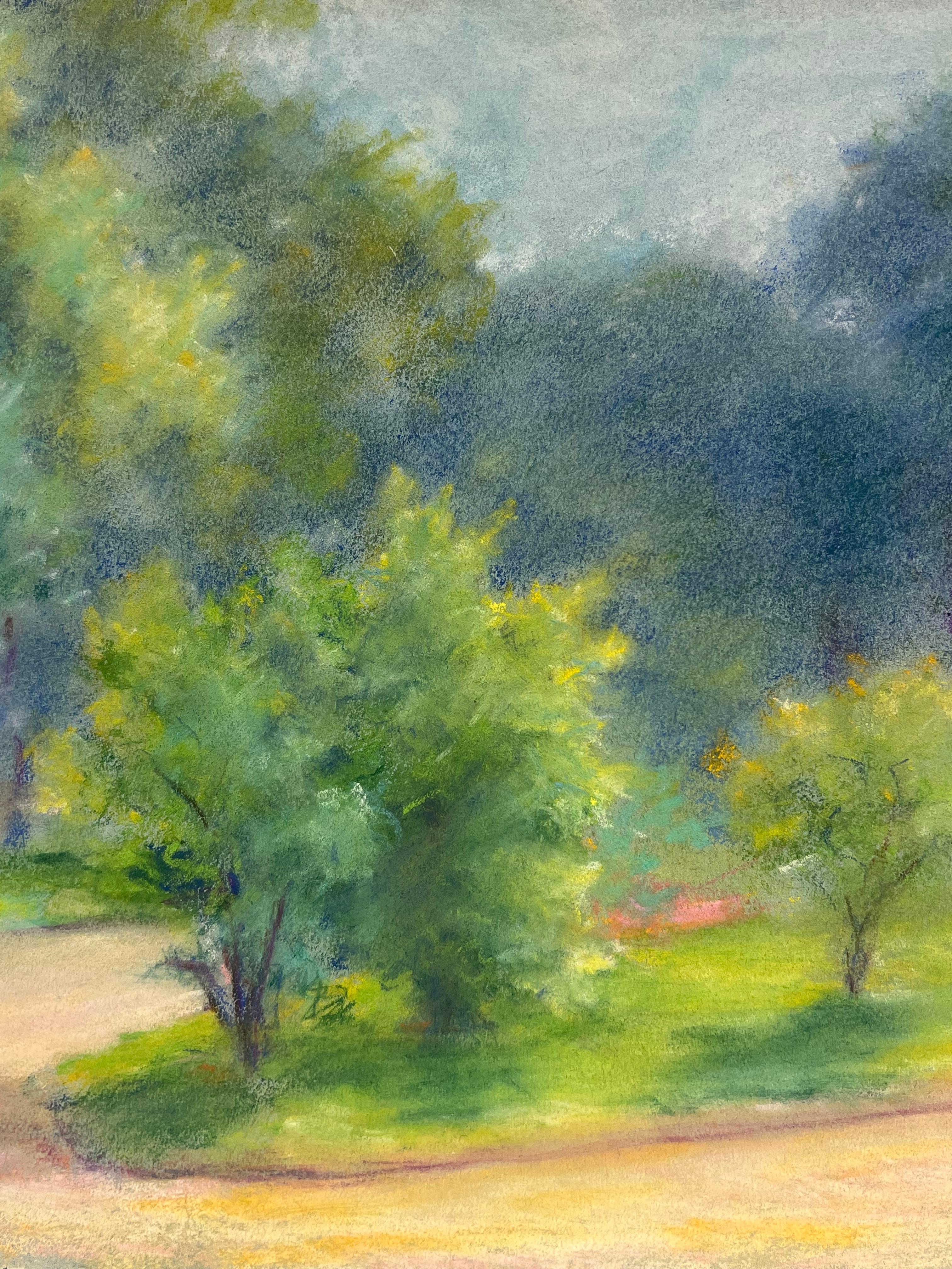 Sunlit Path Through a Verdant Park aus der Mitte des 20. Jahrhunderts: Eine pastellfarbene Landschaft mit Bäumen (Grau), Landscape Painting, von Regine David