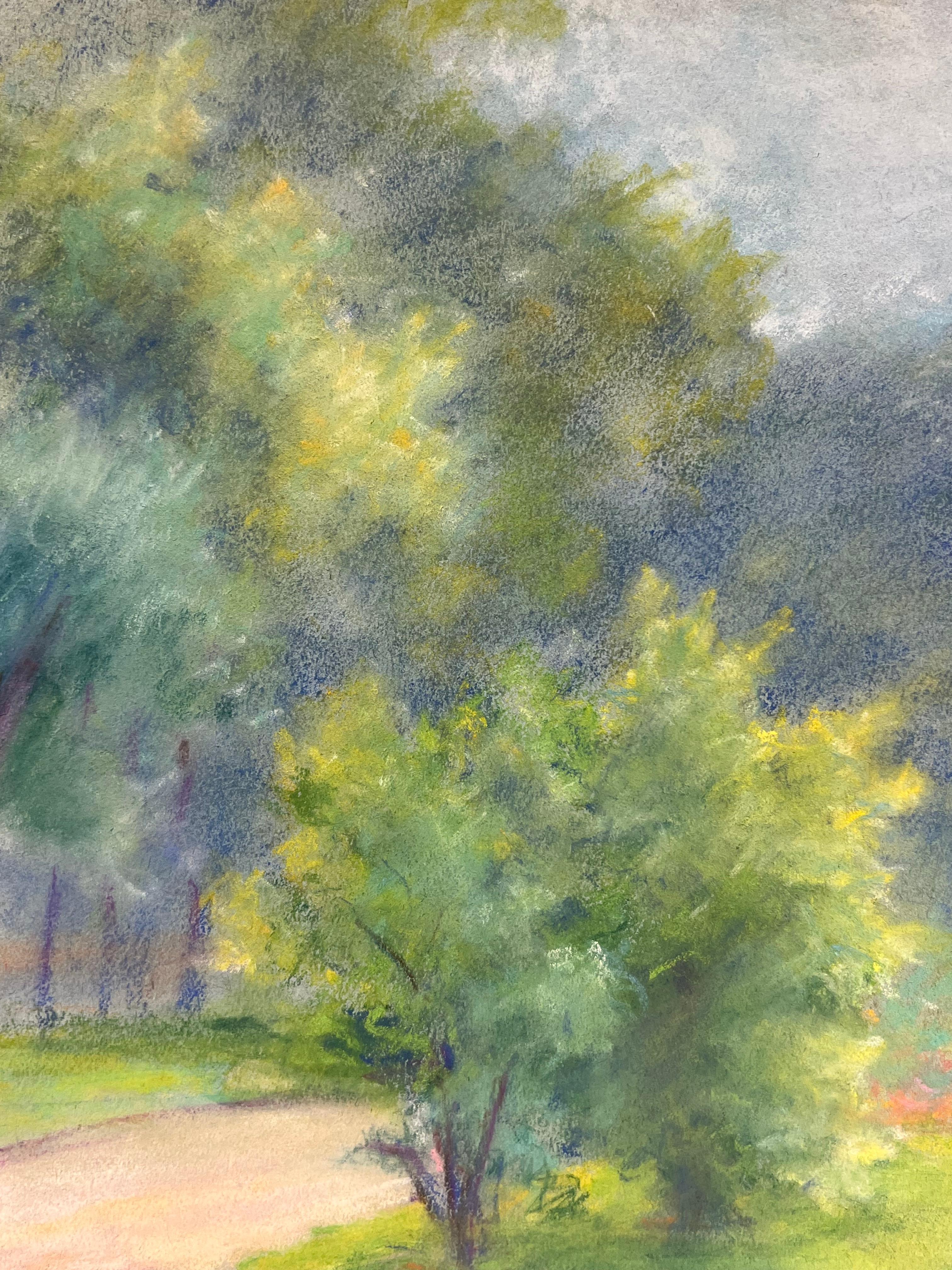 Sonnenbeschienener Pfad durch einen grünen Park
von Regine David (französische Künstlerin, 1910-2018)
Pastellmalerei auf Künstlerpapier
Gemälde: 10 x 13 Zoll
Zustand: Das Gemälde ist in ausgezeichnetem Zustand, mit leuchtenden Farben und gut