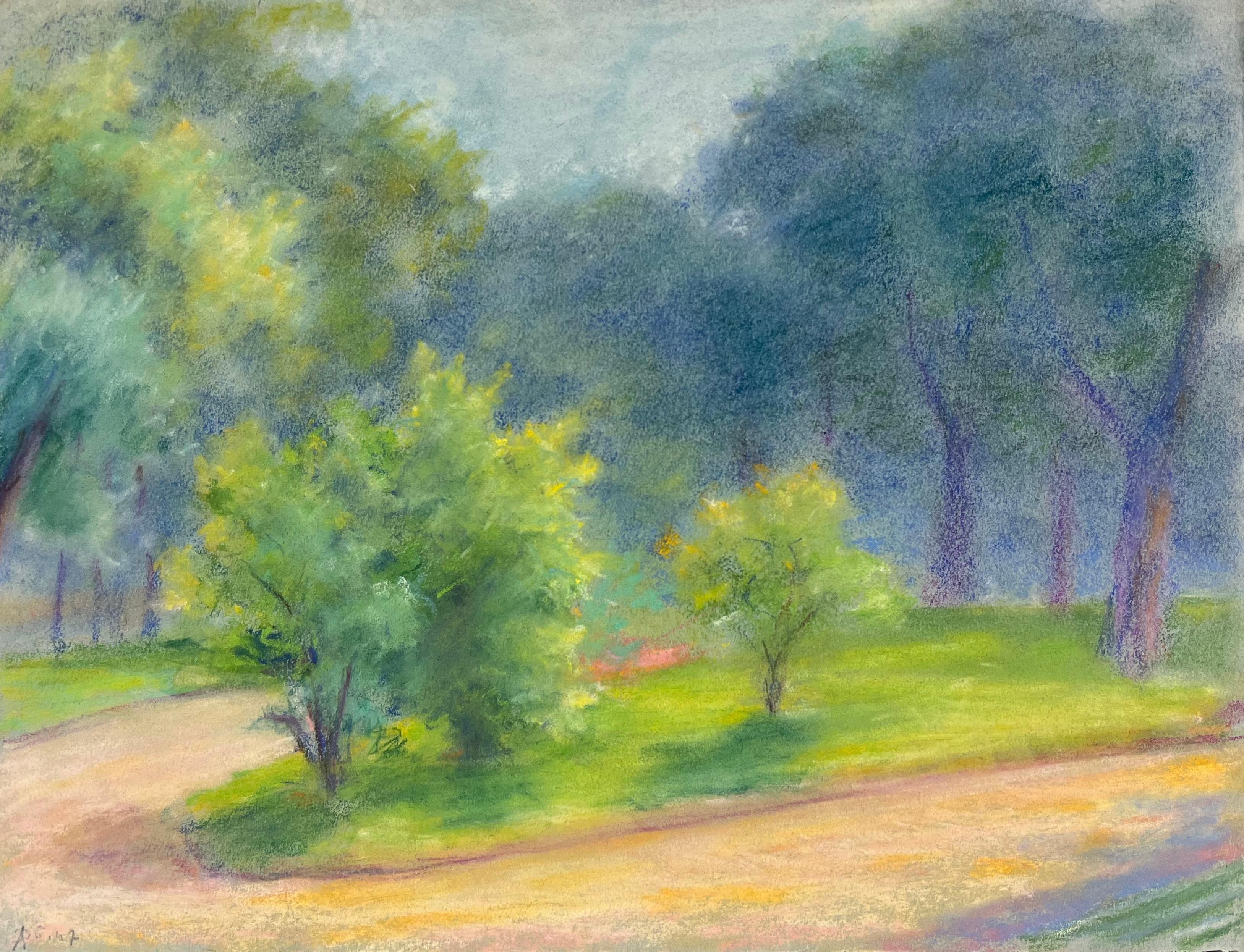 Sunlit Path Through a Verdant Park aus der Mitte des 20. Jahrhunderts: Eine pastellfarbene Landschaft mit Bäumen
