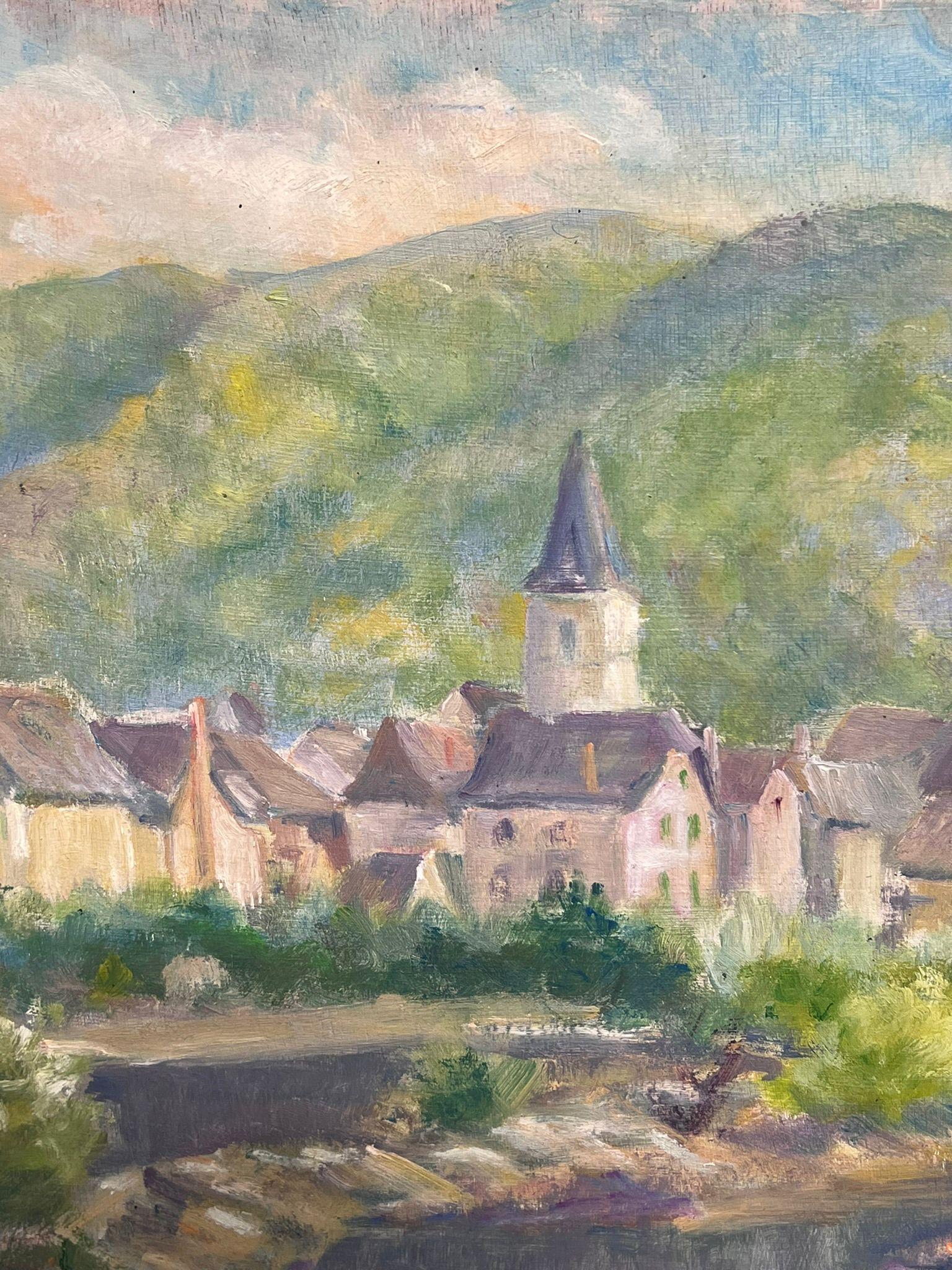 Dorf im Sonnenlicht
von Regine David (französische Künstlerin, 1910-2018)
Ölgemälde auf Karton, ungerahmt
Maße: 13 x 16 Zoll
Zustand: Das Gemälde ist in einem sehr guten und vorzeigbaren Zustand und sicherlich sehr original. Es wurde zuvor im