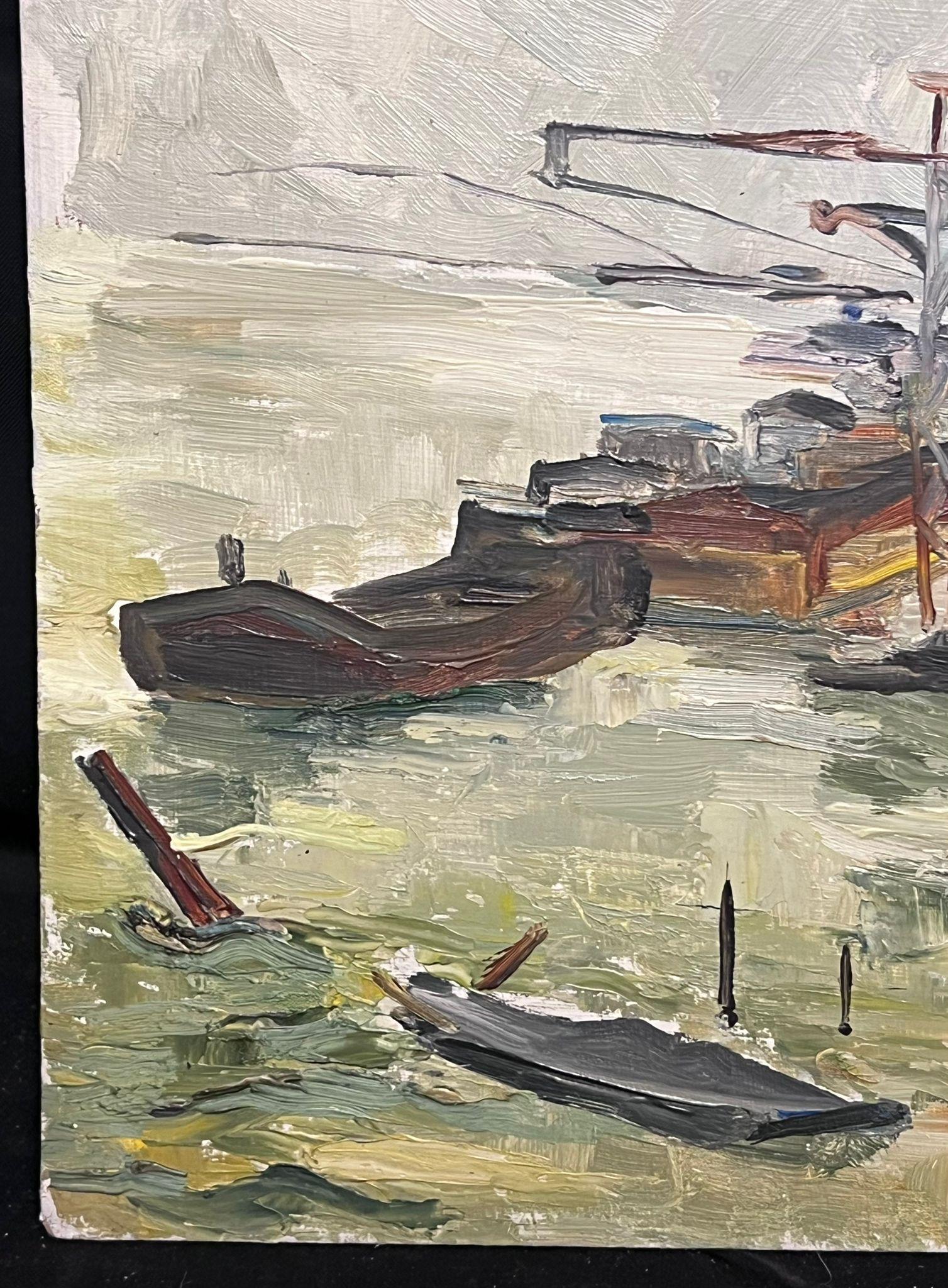 Spring Boats in Industrieller Flussufer-Szene, Französisches Ölgemälde, Mitte des Jahrhunderts (Beige), Landscape Painting, von Regine David