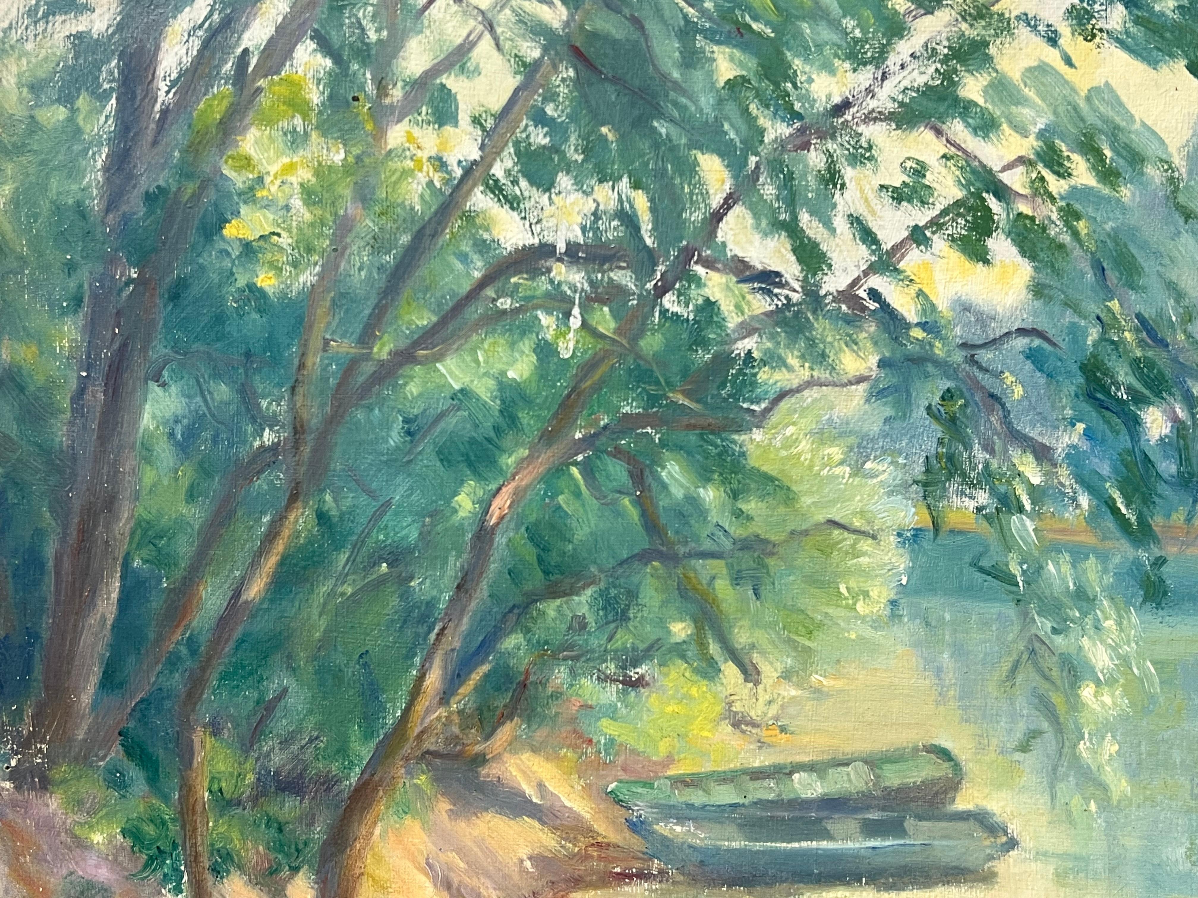 Des rameurs se tenant sur une rive ajourée, une scène d'eau Tranquil avec des arbres luxuriants - Gris Landscape Painting par Regine David