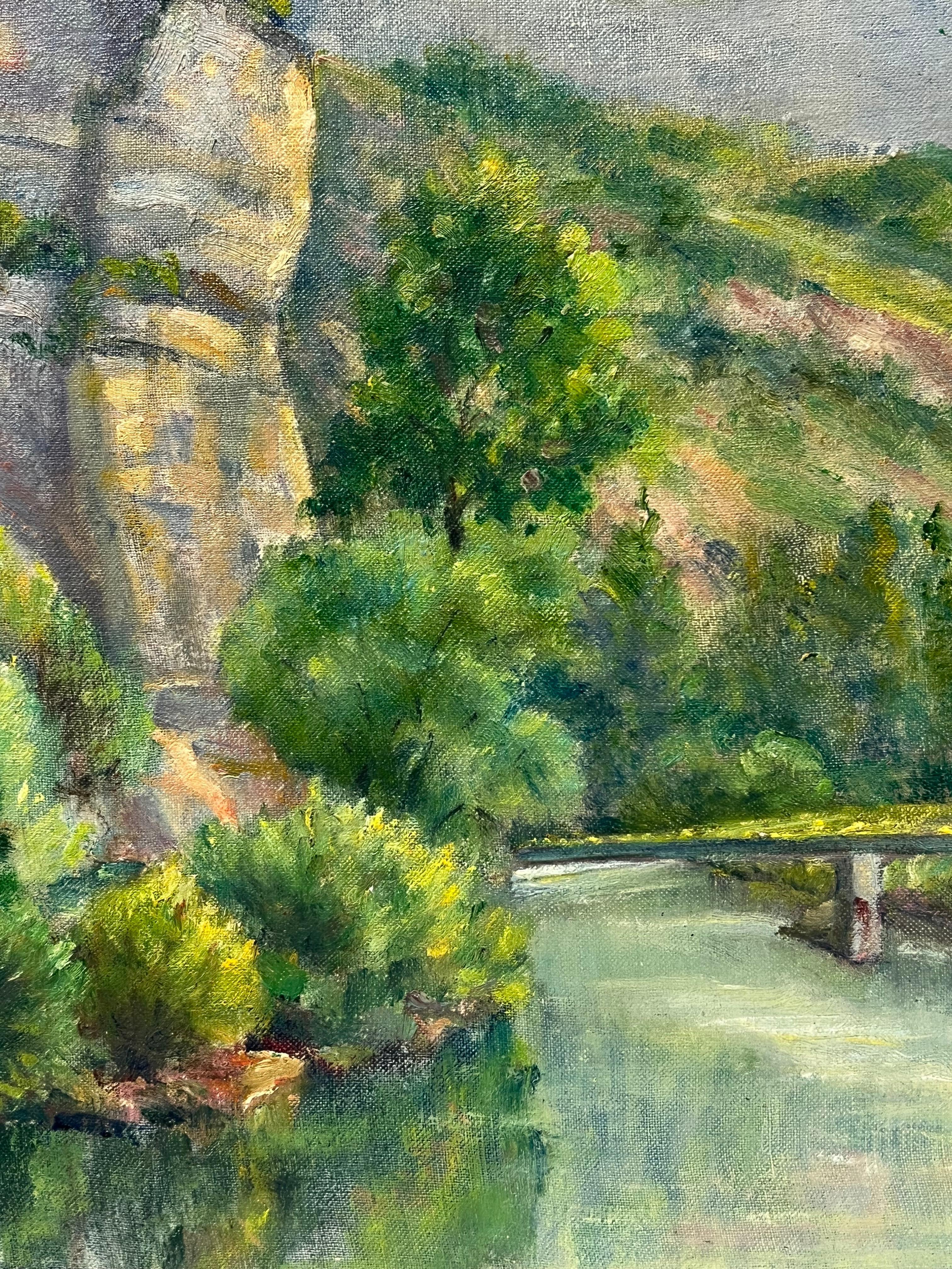 Cottage in riva al fiume tra colline verdeggianti e scogliere rocciose nel cuore della Provenza - Landscape Painting Marrone di Regine David