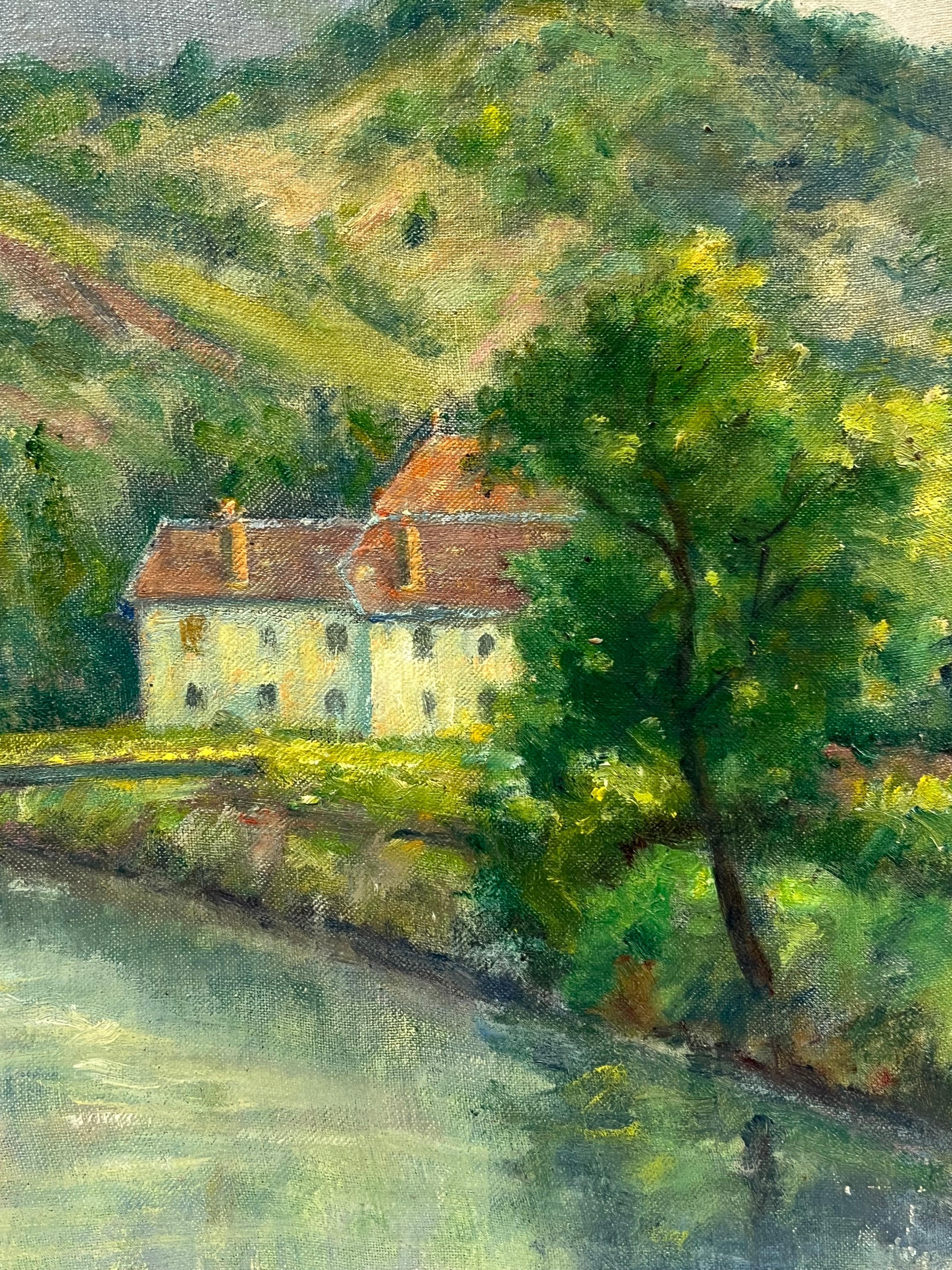 Cottage Riverbank 
di David David (artista francese, 1910-2018)
dipinto a olio su tavola, senza cornice
misure: 15 x 18 pollici
condizioni: Questo dipinto è in condizioni eccellenti, con colori vivaci e dettagli ben conservati. La tavola è intatta e