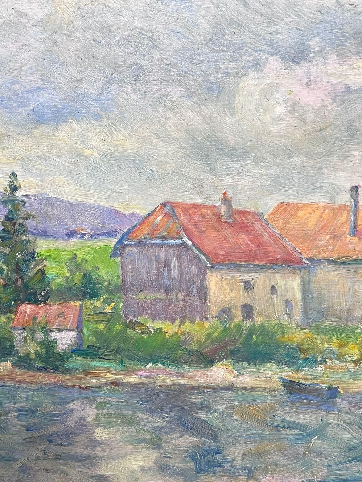 Aldea ribereña con colinas lejanas Paisaje tranquilo Pintura al óleo - Landscape Painting Gris de Regine David