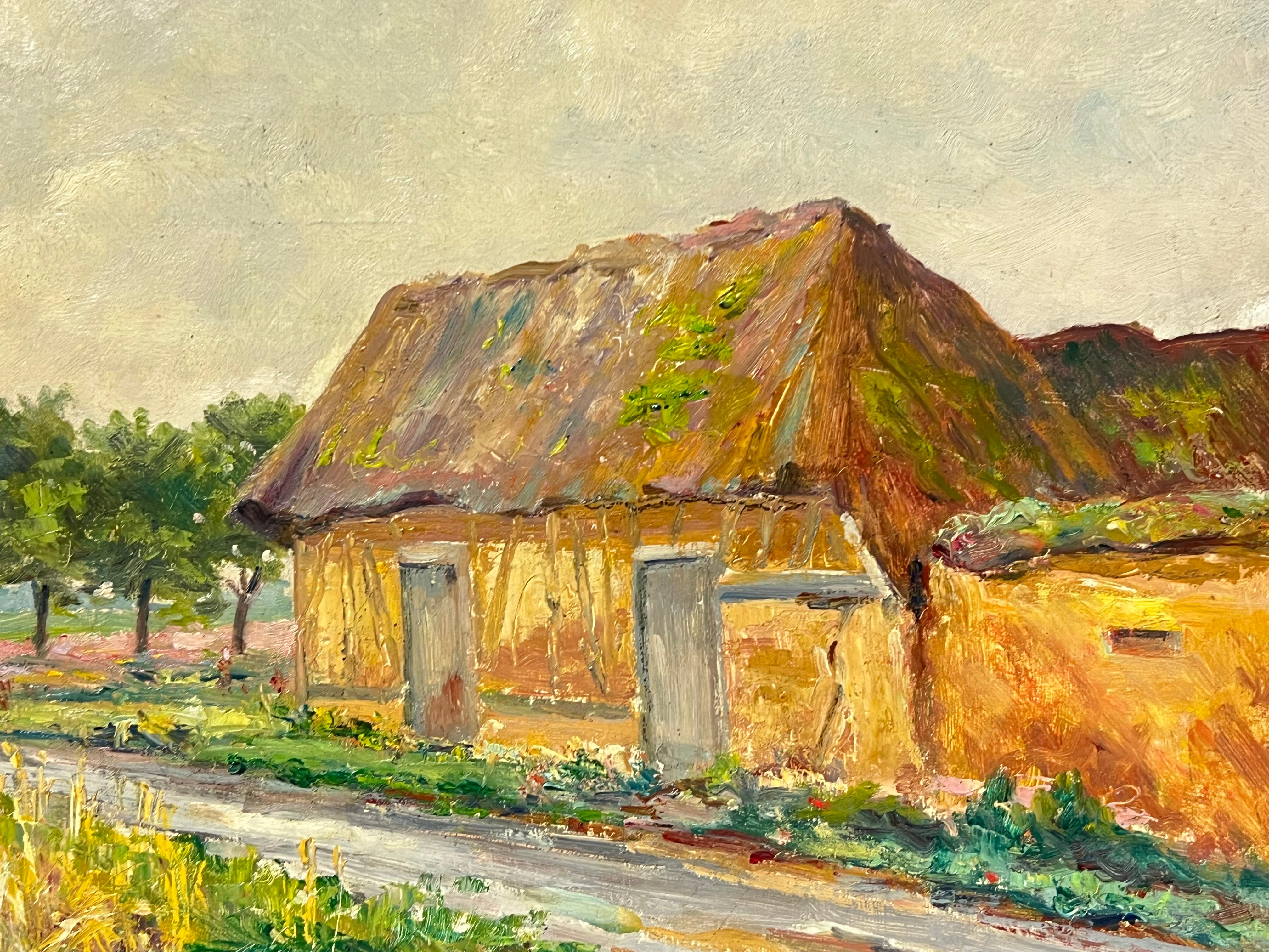 Rustikales Landhaus mit getäfeltem Dachboden in einem goldenen Weizenfeld in ruhiger Landschaft (Braun), Landscape Painting, von Regine David