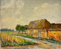Cottage rustico con tetto di paglia in un campo di grano dorato in una campagna tranquilla