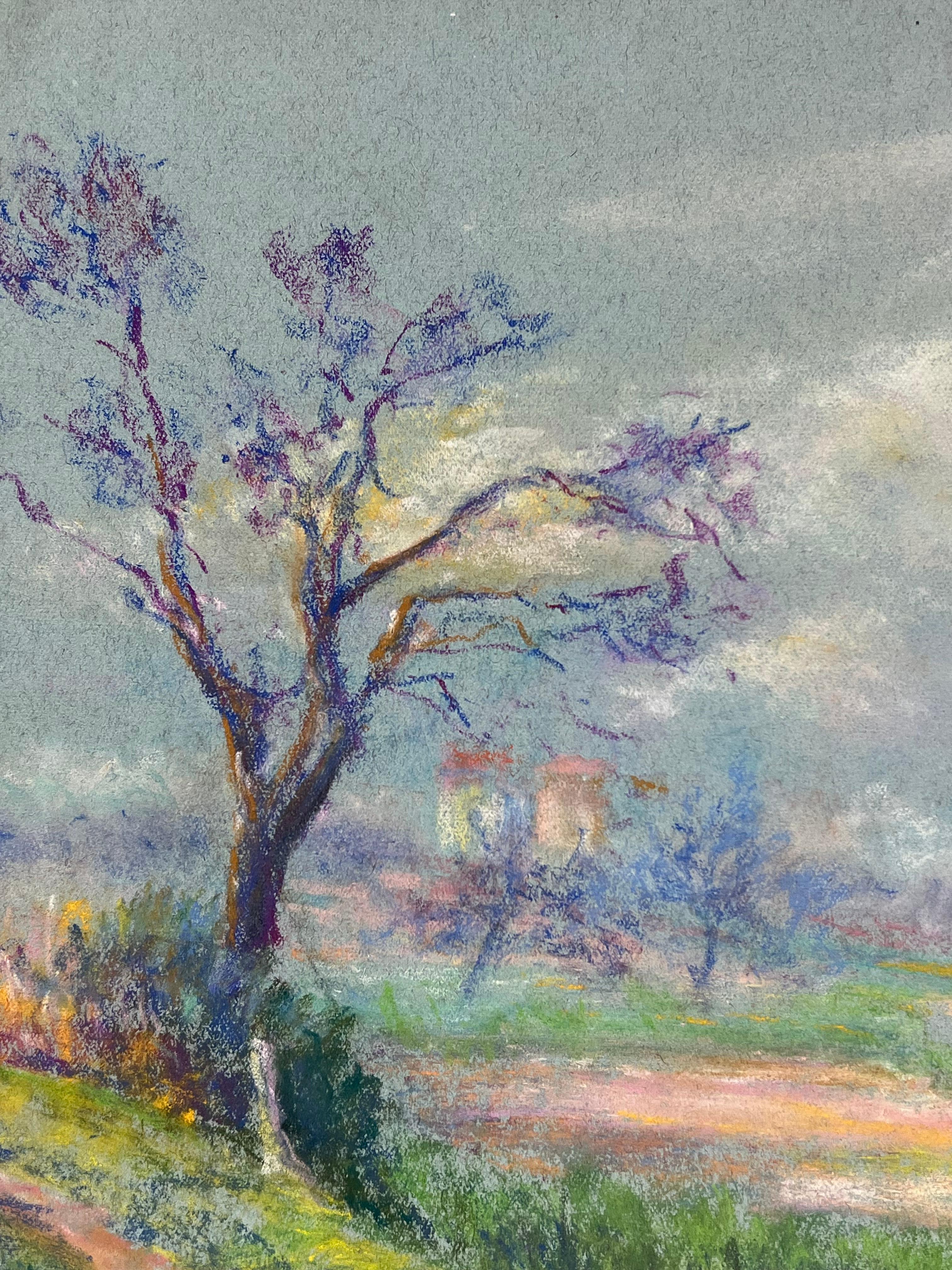 El despertar de la primavera Árboles en flor bajo un cielo sombrío en un paisaje pastel - Landscape Painting Gris de Regine David