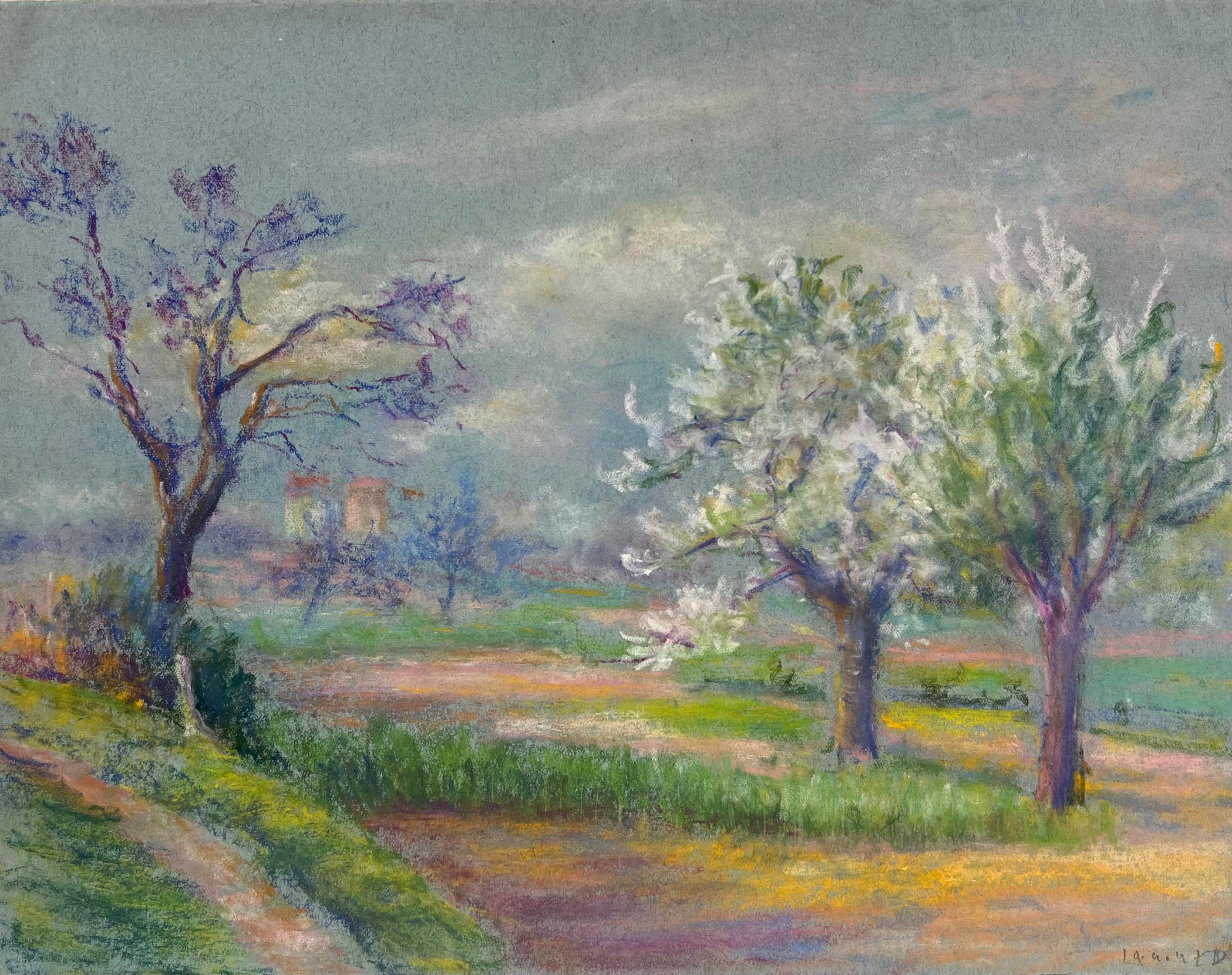 Landscape Painting de Regine David - El despertar de la primavera Árboles en flor bajo un cielo sombrío en un paisaje pastel