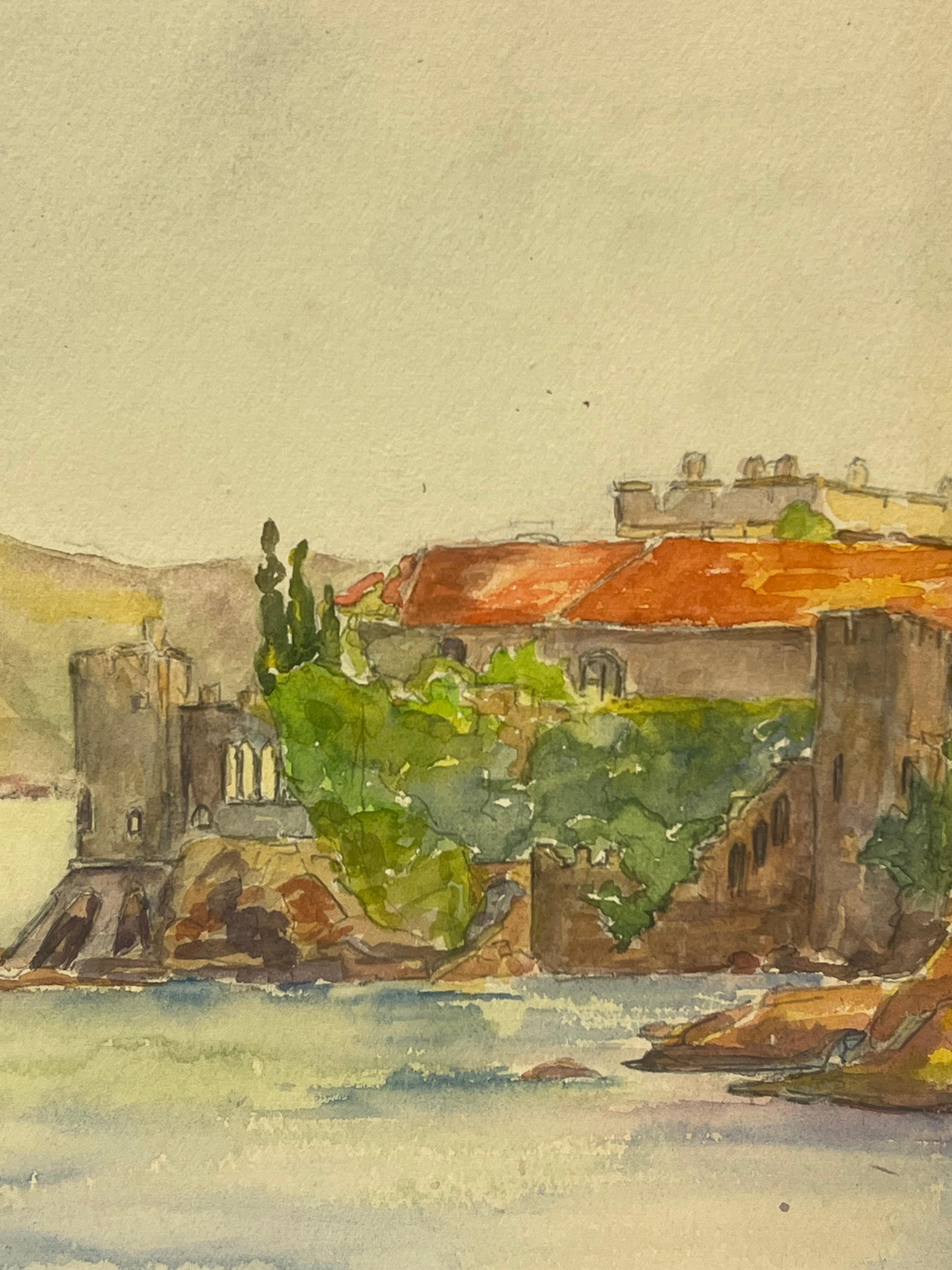 Ruhige Küstenlandschaft mit Villa am Meer und Segelboot Château La Napoule – Painting von Regine David