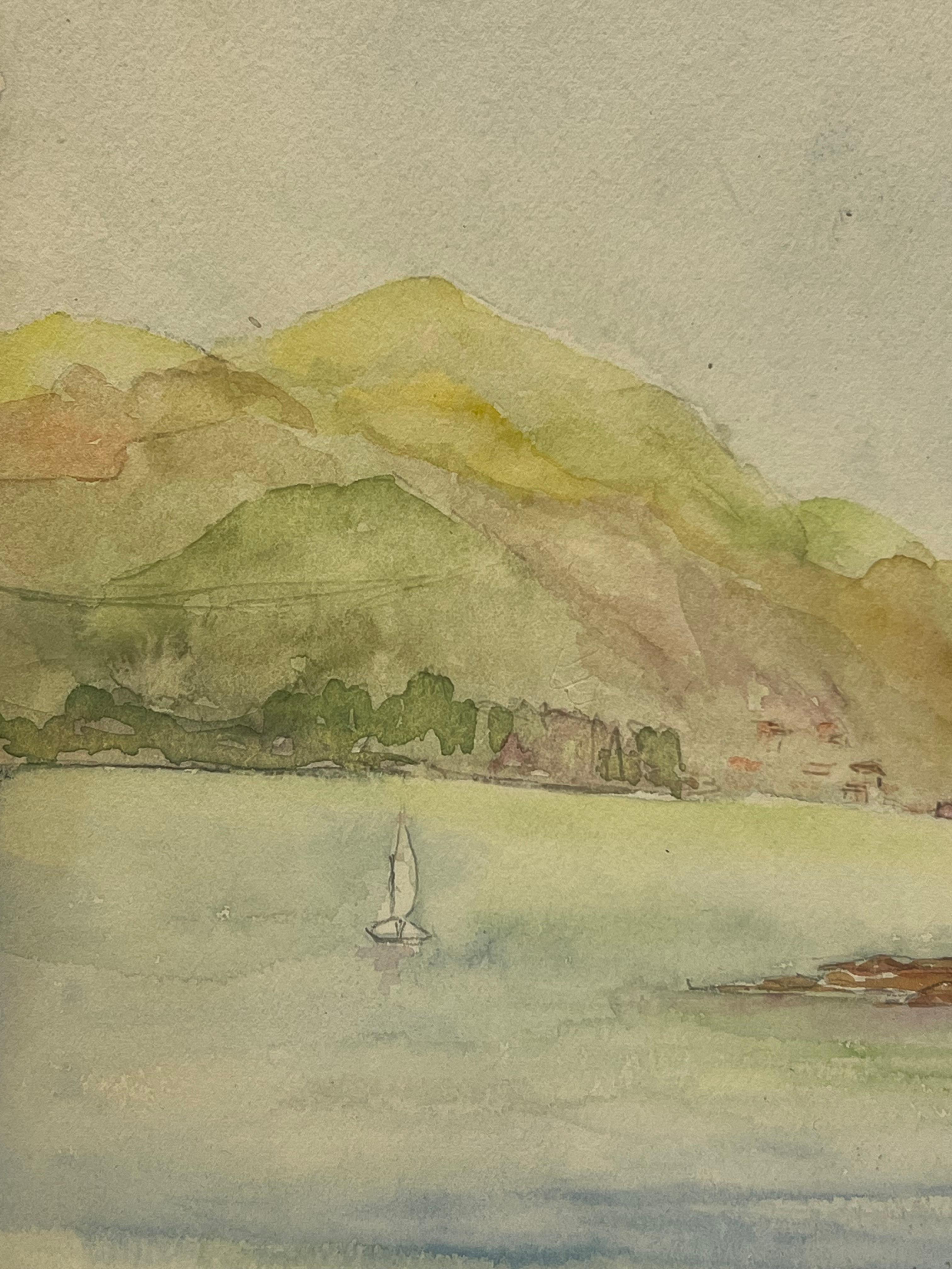Ruhige Küstenlandschaft mit Villa am Meer und Segelboot Château La Napoule (Beige), Landscape Painting, von Regine David