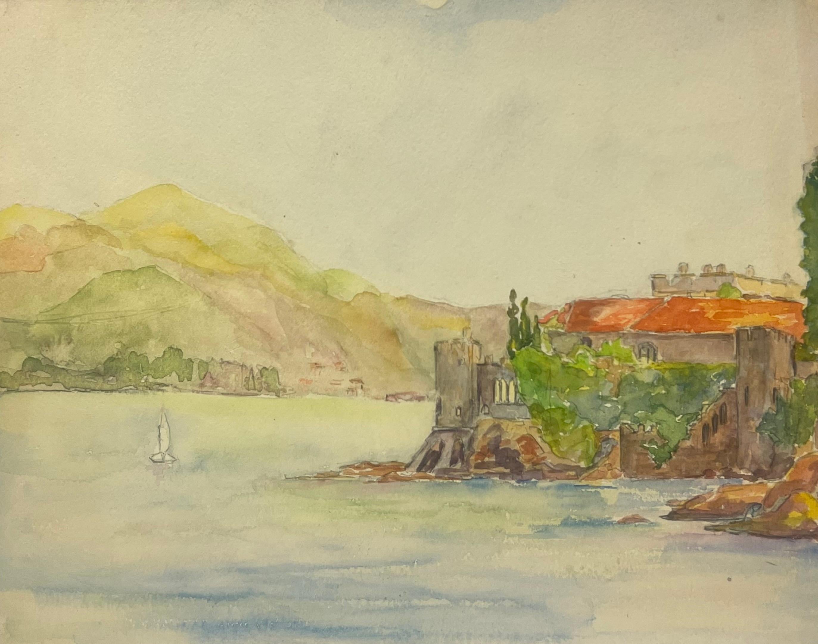 Ruhige Küstenlandschaft mit Villa am Meer und Segelboot Château La Napoule