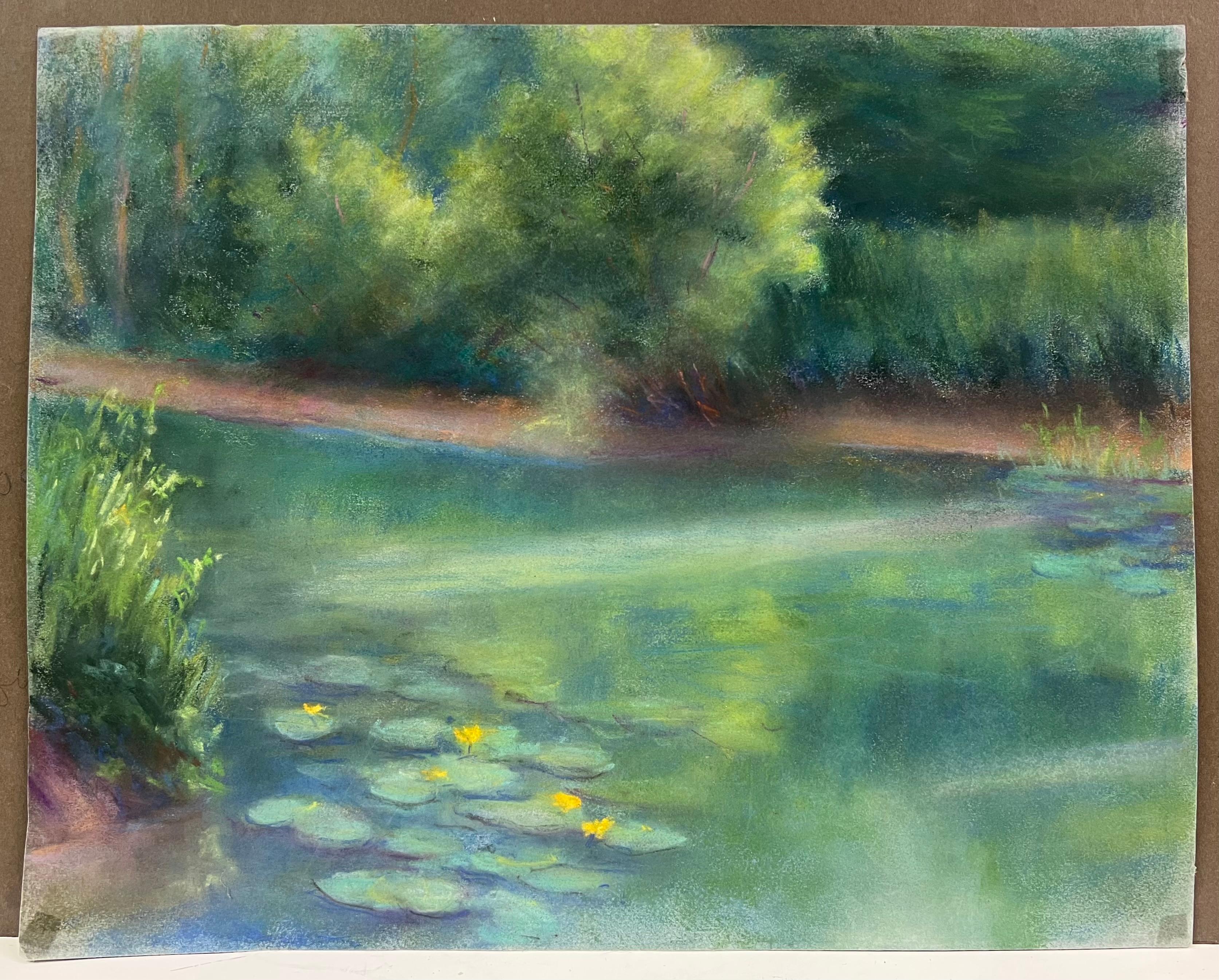 Aguas Tranquilas y Lirios en Flor Un Brillante Reflejo Verde en Colores Pasteles - Painting de Regine David