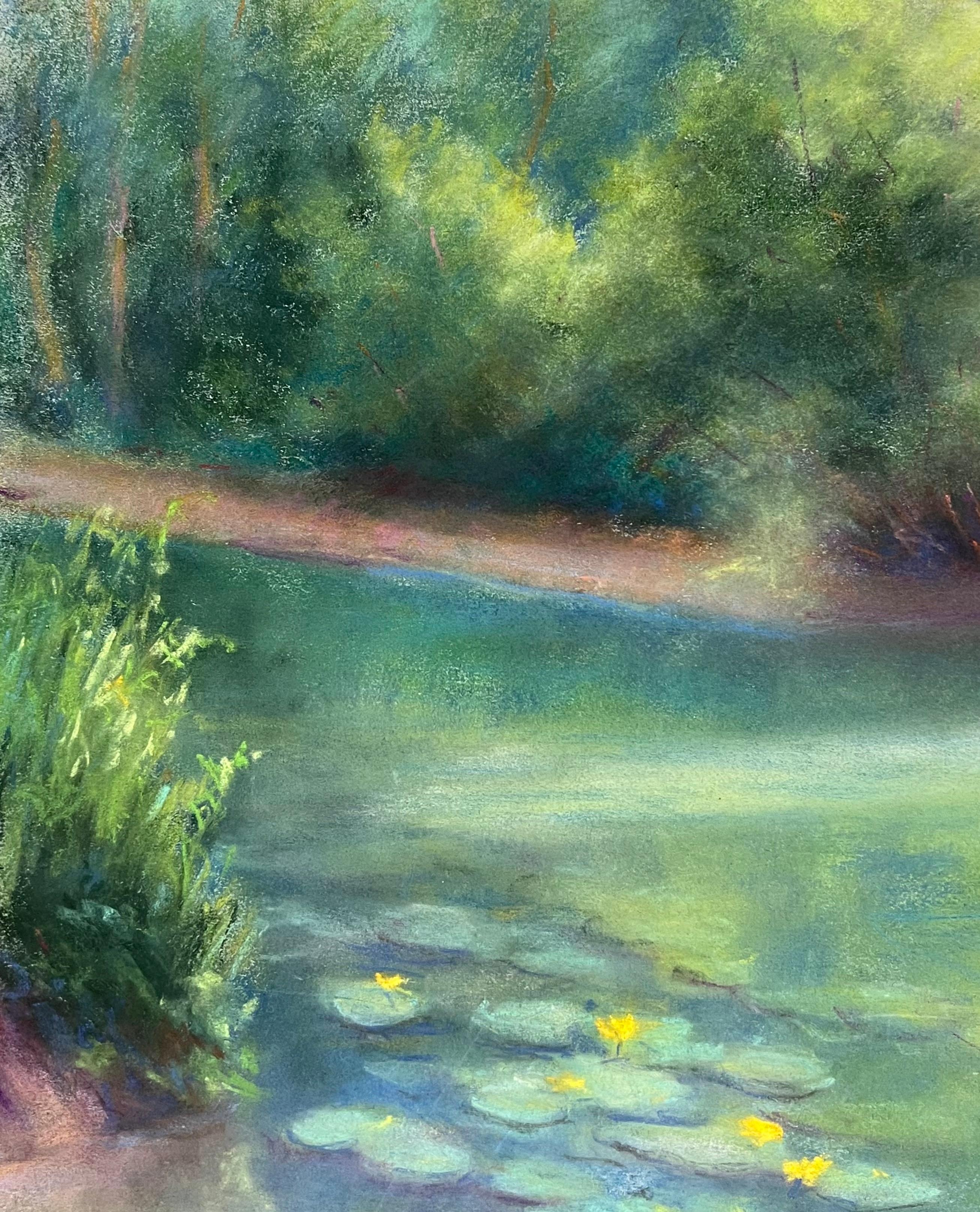 Aguas Tranquilas y Lirios en Flor Un Brillante Reflejo Verde en Colores Pasteles - Landscape Painting Gris de Regine David