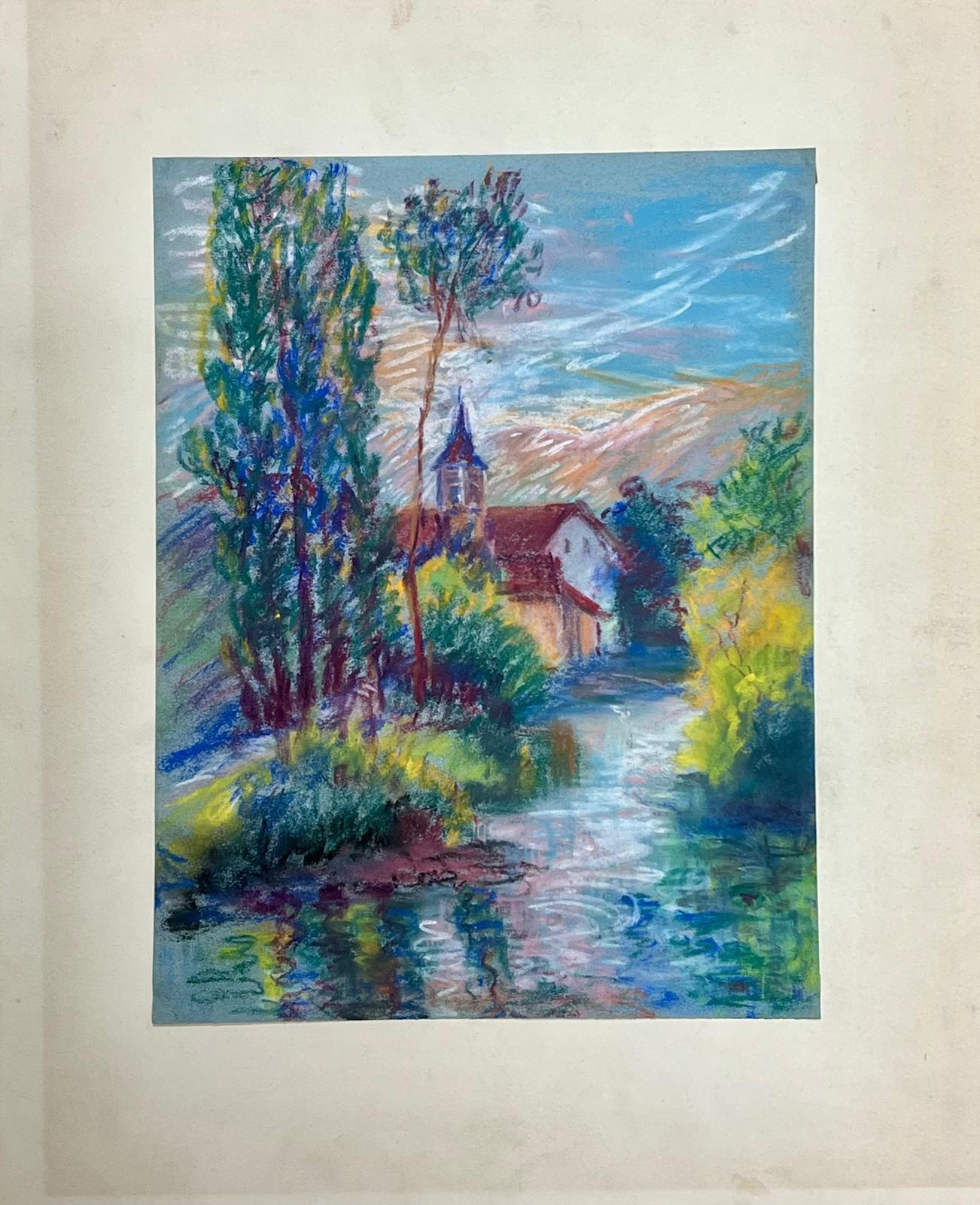 Paesaggio vibrante di una chiesa con riflesso sull'acqua Pastello espressivo - Painting di Regine David