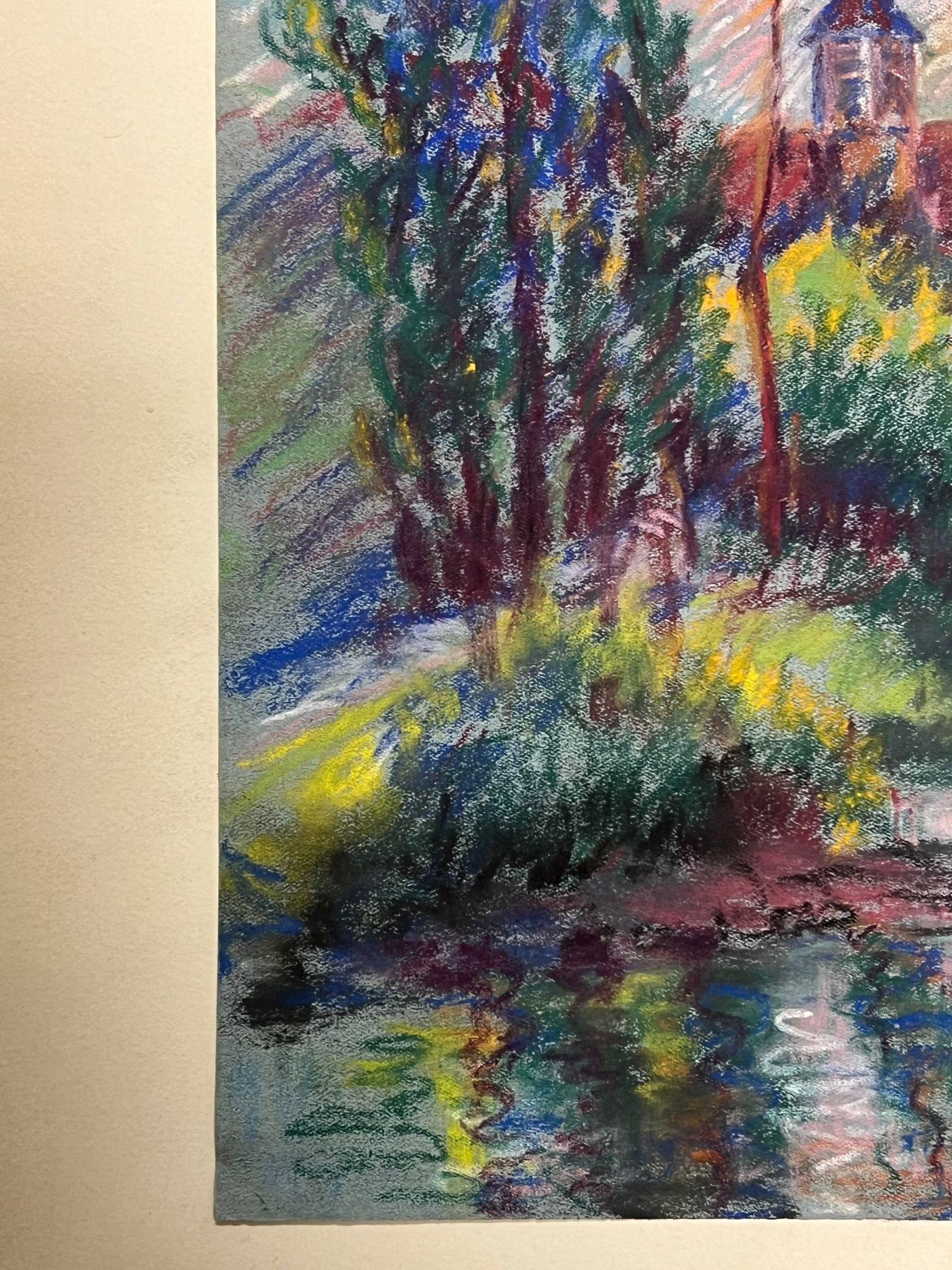 Paesaggio vibrante di una chiesa con riflesso sull'acqua Pastello espressivo - Painting Postimpressionismo di Regine David