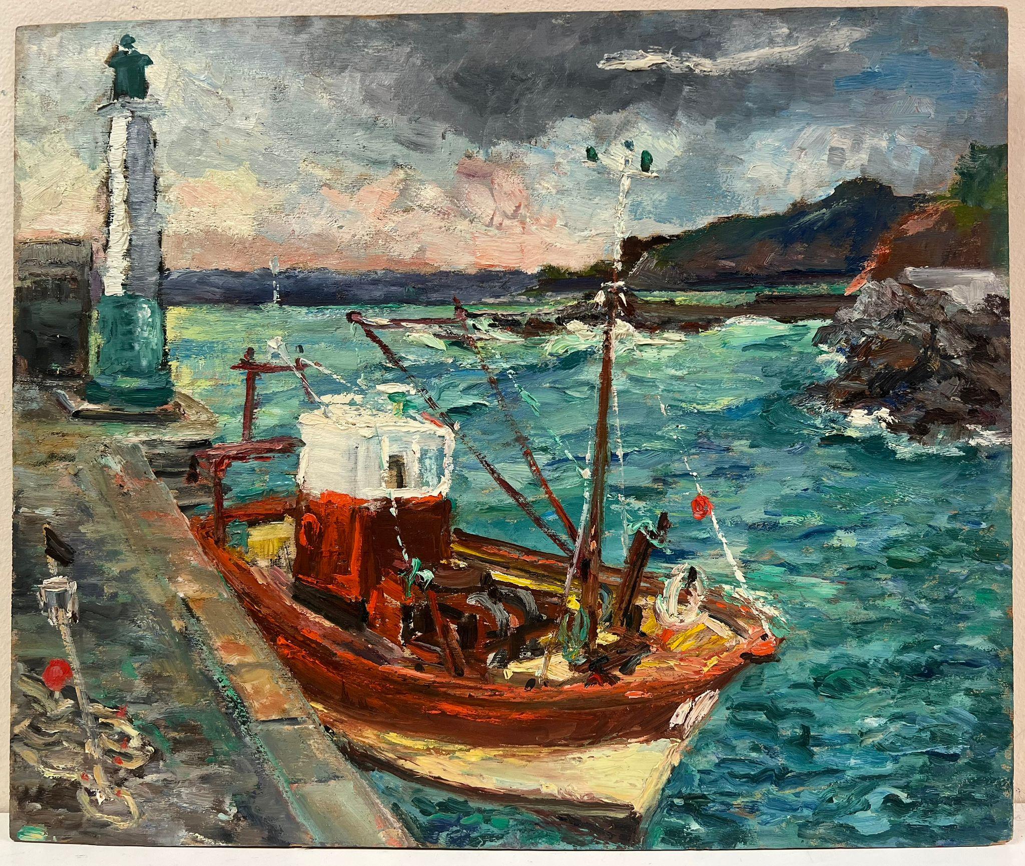 Vibrante escena costera de un barco pesquero atracado junto a un faro Paisaje francés - Painting de Regine David
