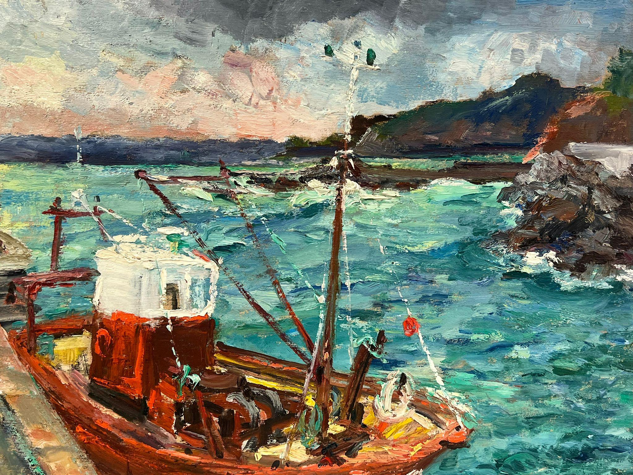 Vibrante escena costera de un barco pesquero atracado junto a un faro Paisaje francés - Painting Posimpresionista de Regine David