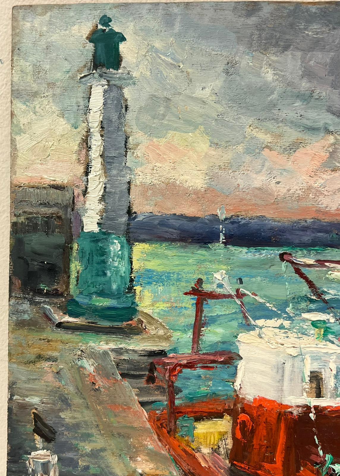 Vibrante escena costera de un barco pesquero atracado junto a un faro Paisaje francés - Landscape Painting Gris de Regine David