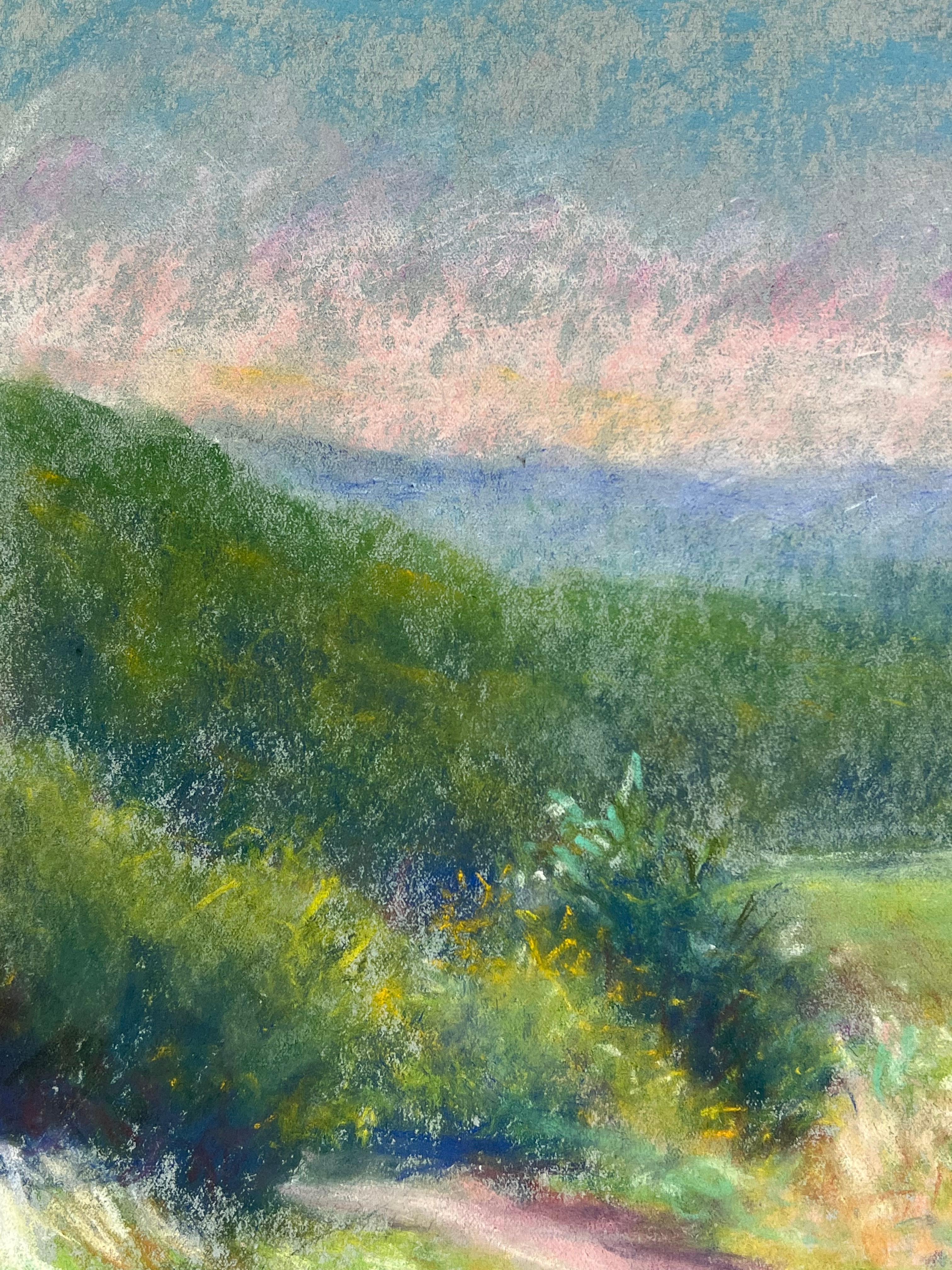 Vibrante vista sulla collina Paesaggio pastello di Greene & Greene e montagne lontane - Landscape Painting Grigio di Regine David