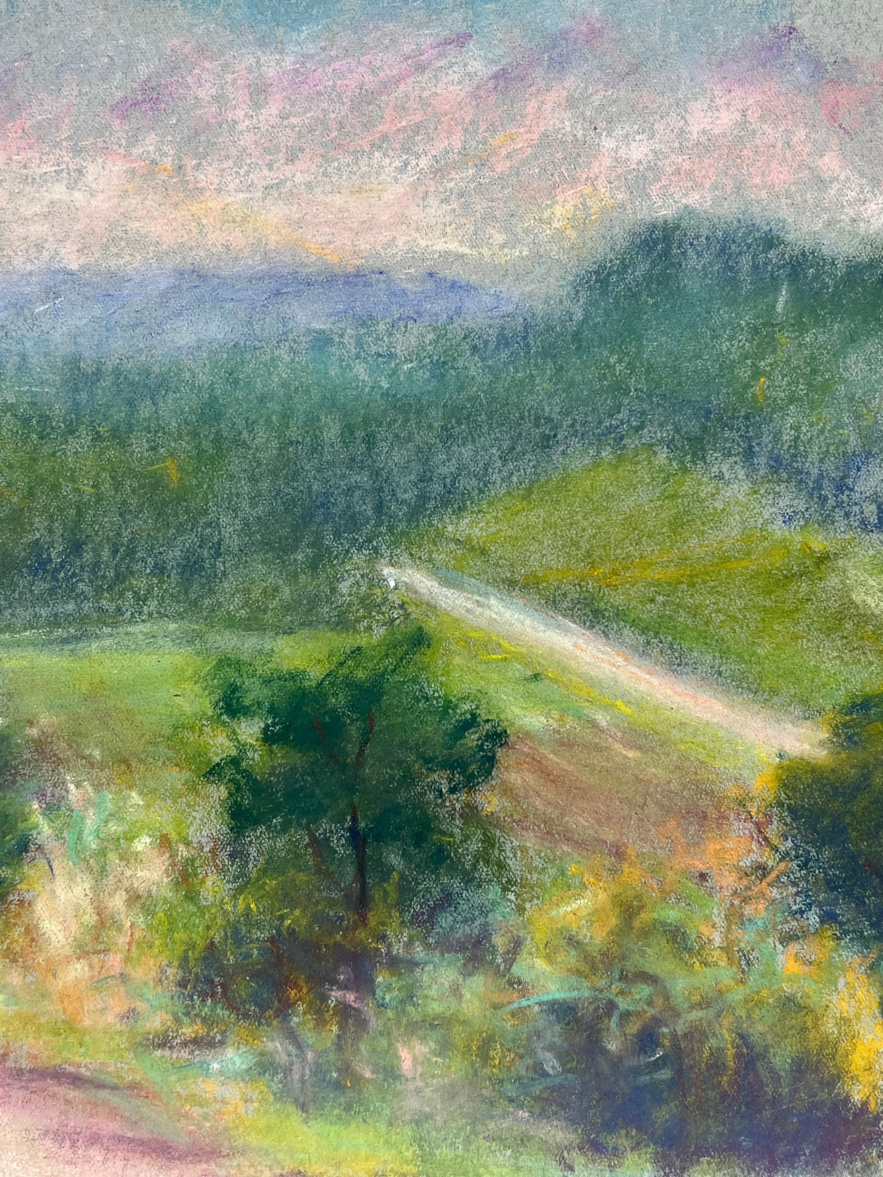 Vibrante vista sulla collina Paesaggio pastello di Greene & Greene e montagne lontane in vendita 1
