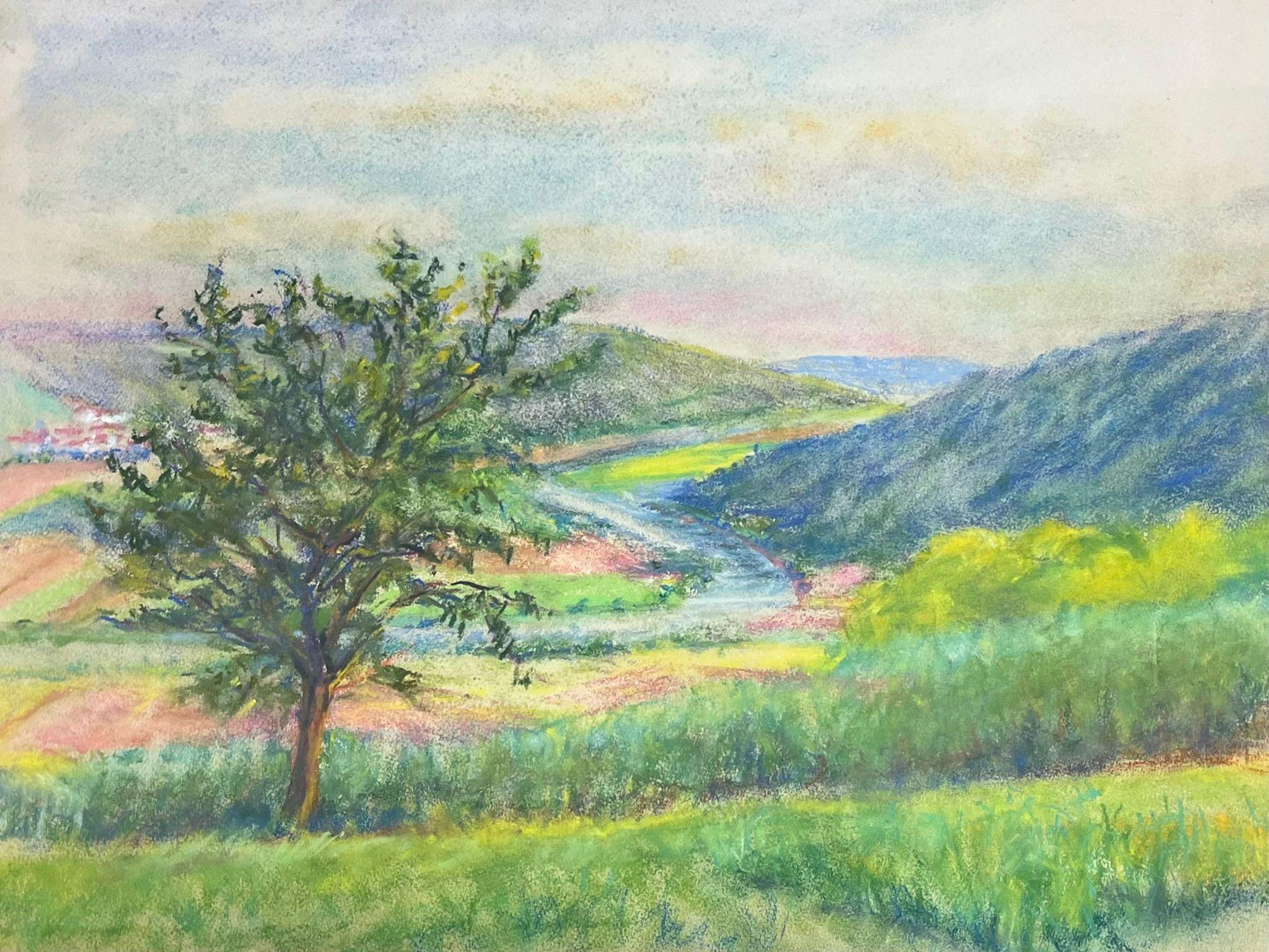Landscape Painting di Regine David - Paesaggio pastello d'epoca con valli verdeggianti e fiume tortuoso Colori vivaci