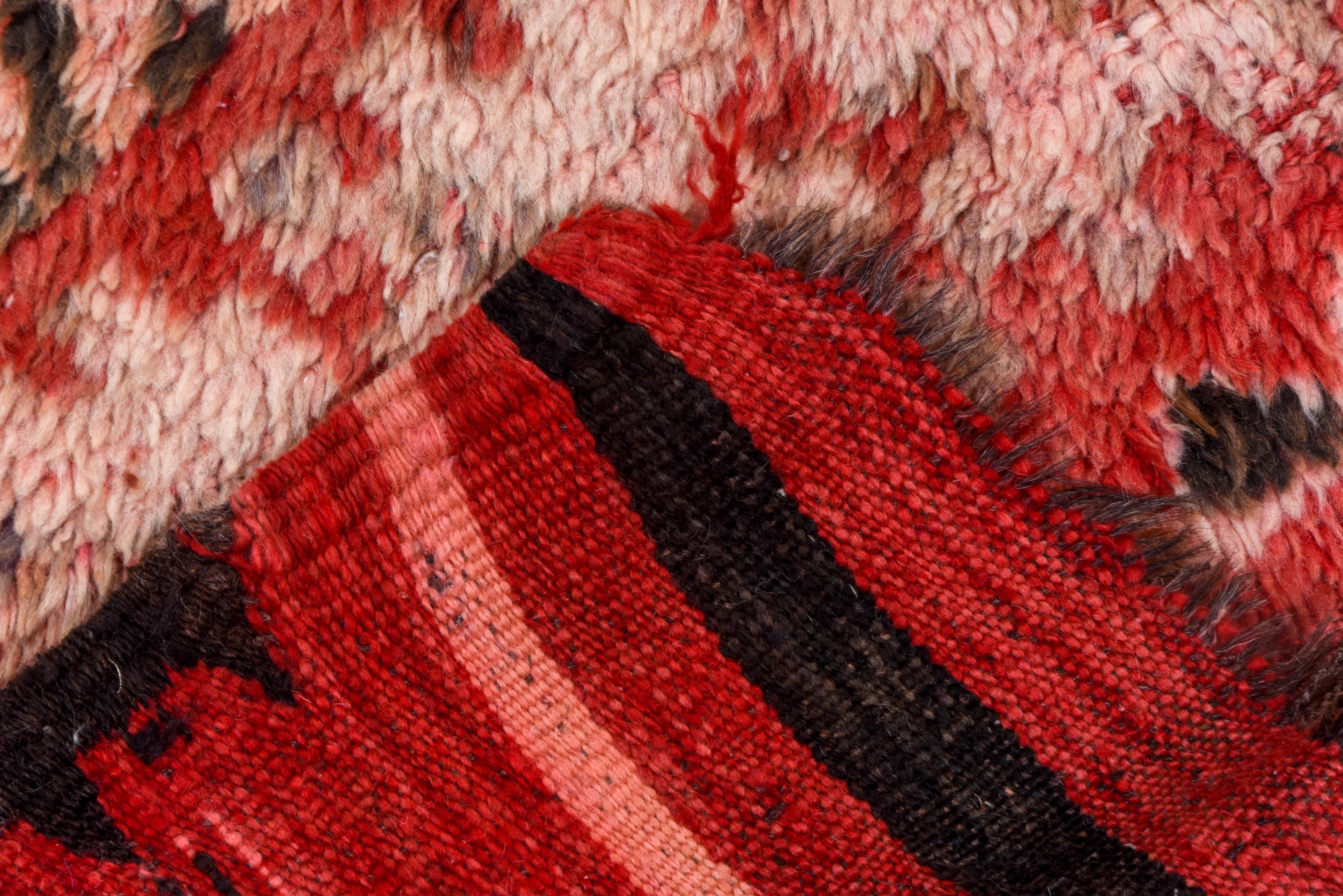 Regional Design Alfombra Aldea Marroquí en Pinot Noir claro con detalles salmón en Bueno estado para la venta en New York, NY