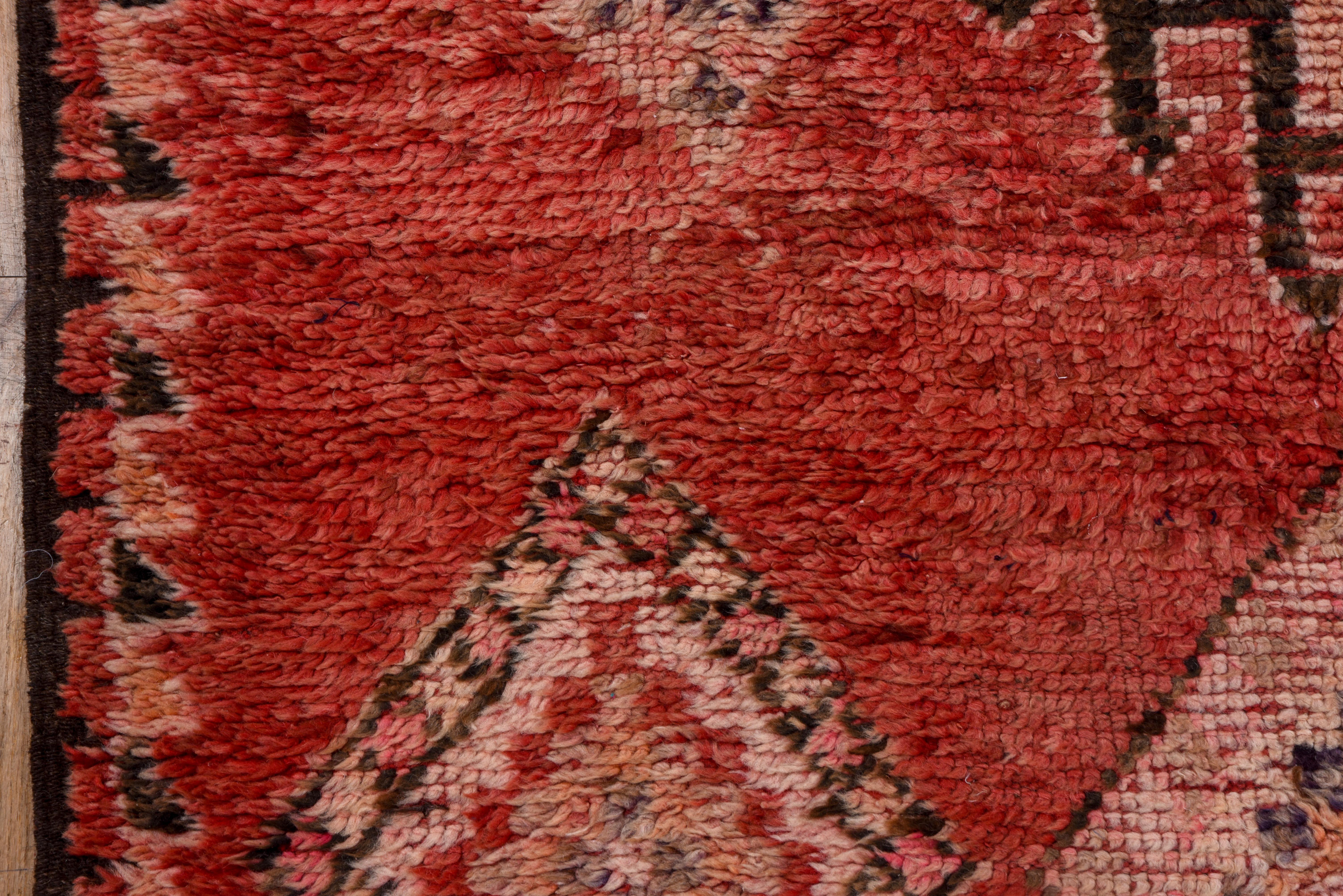 Regional Design Alfombra Aldea Marroquí en Pinot Noir claro con detalles salmón siglo XX en venta