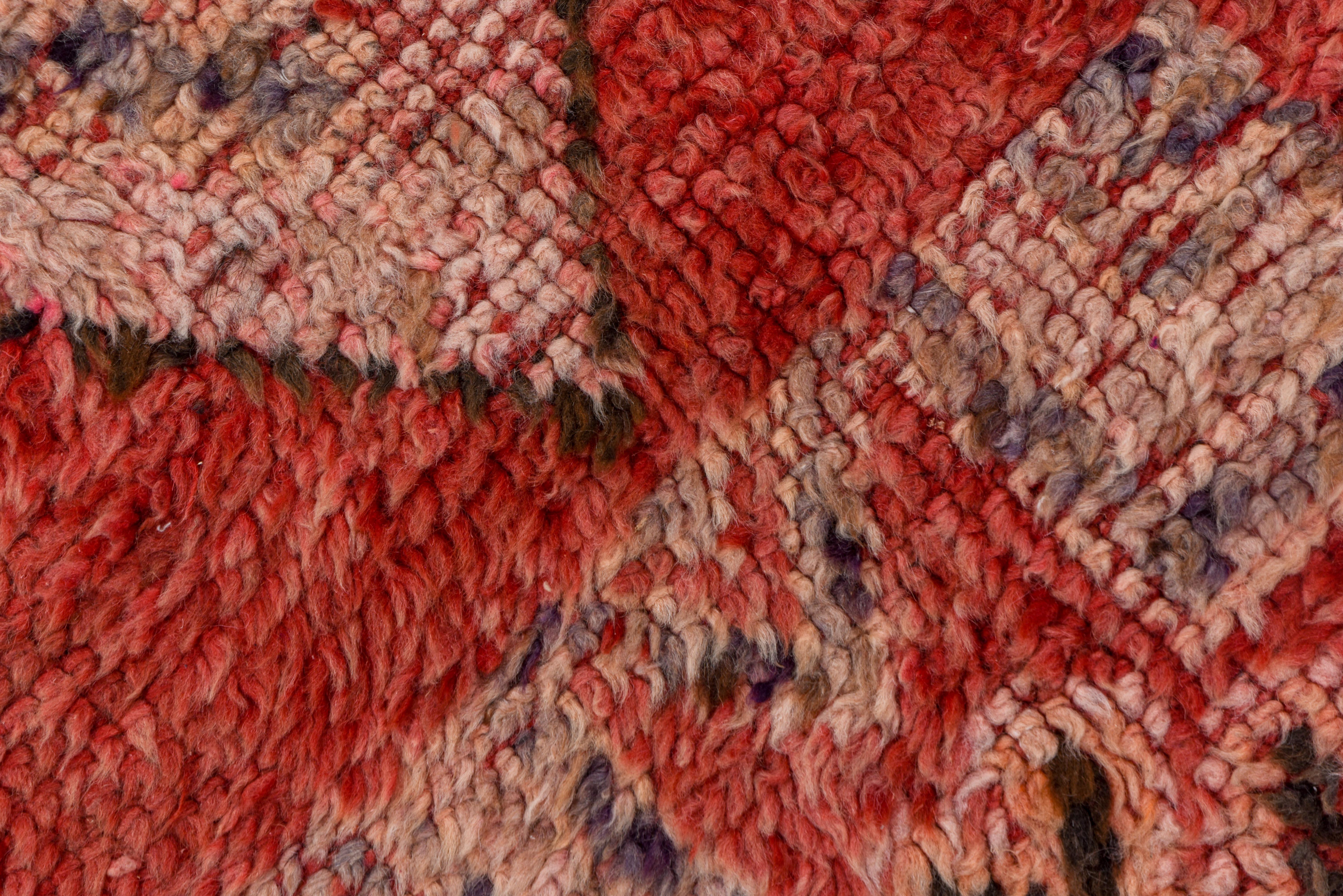 Regional Design Alfombra Aldea Marroquí en Pinot Noir claro con detalles salmón Lana en venta